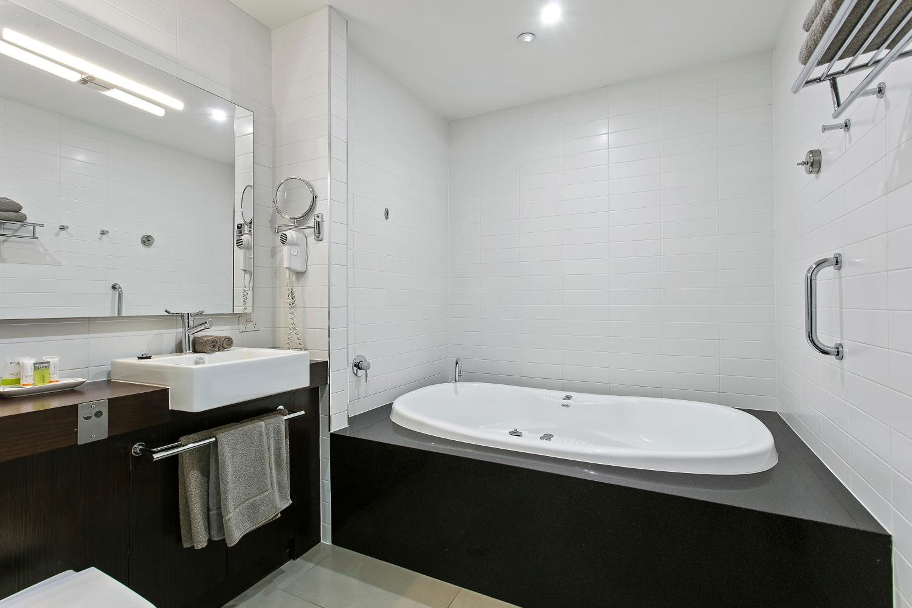 King Suite - Non-Smoking - Photo 2