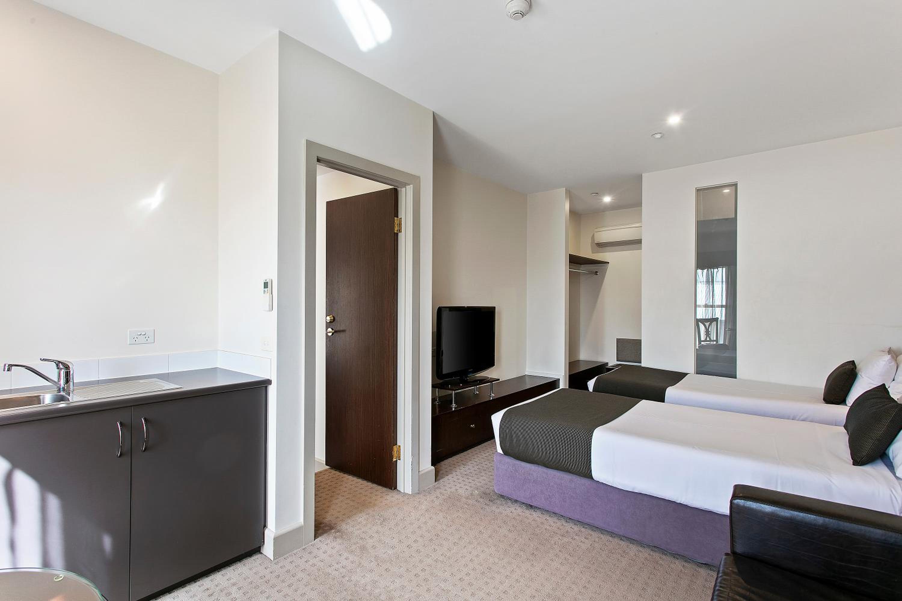 Queen Room with One Queen and Two Single Beds - Non-Smoking - Photo 3