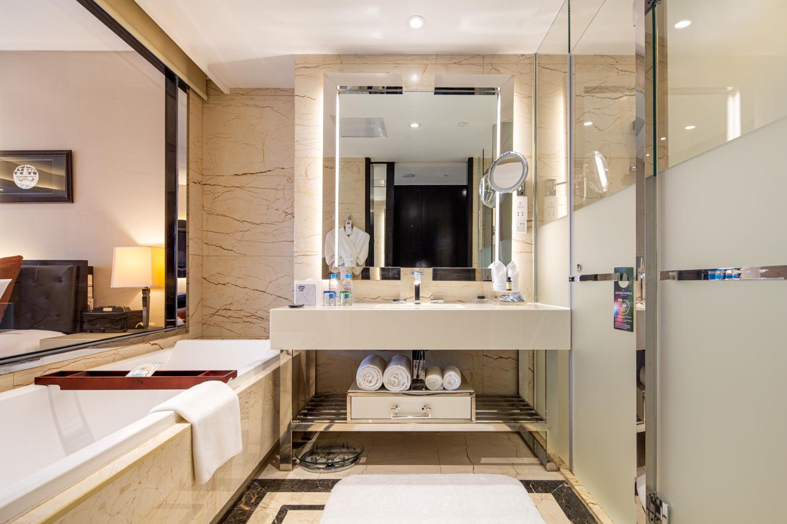 Deluxe King Room - Photo 2