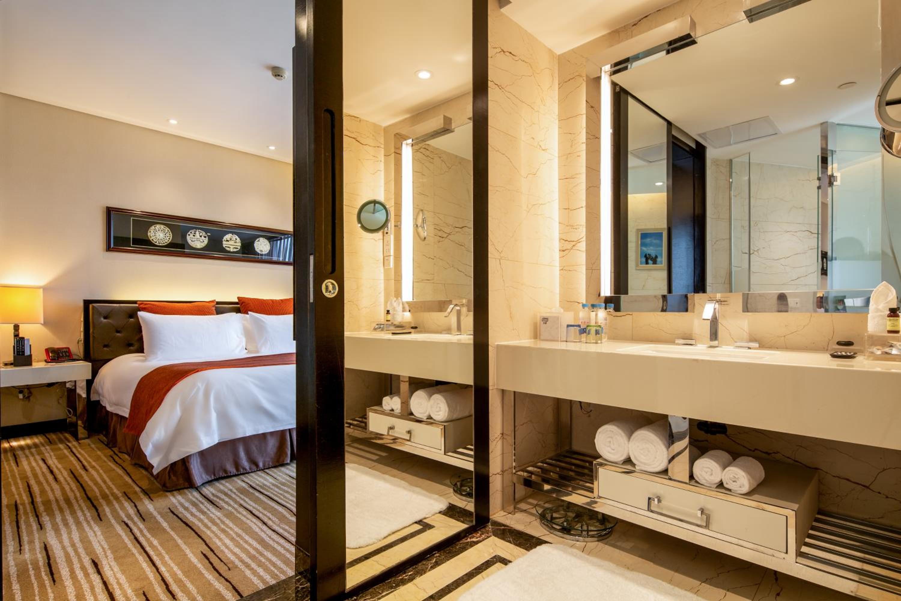 Superior King Room - Photo 1
