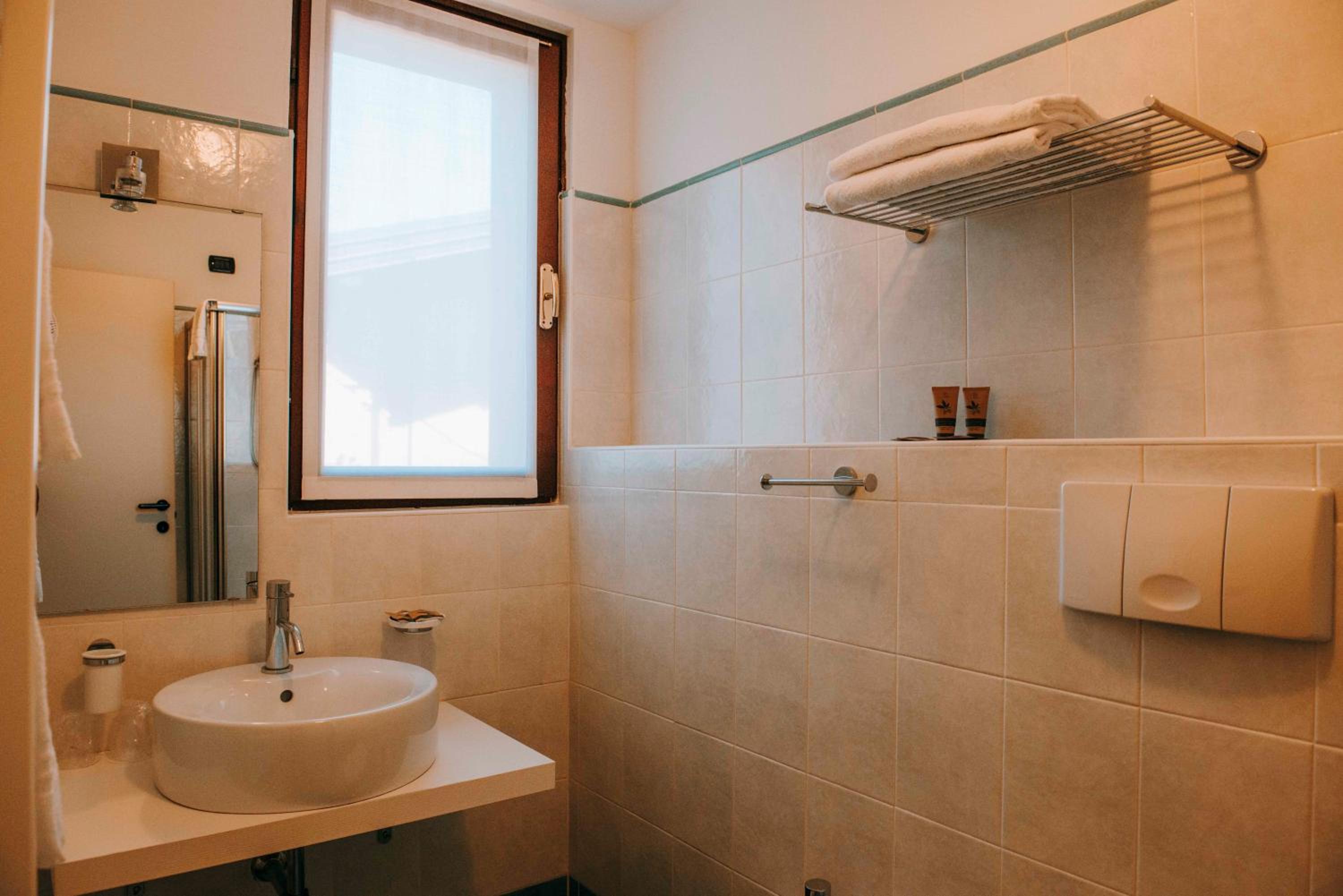 Quadruple Room with Balcony - Photo 6