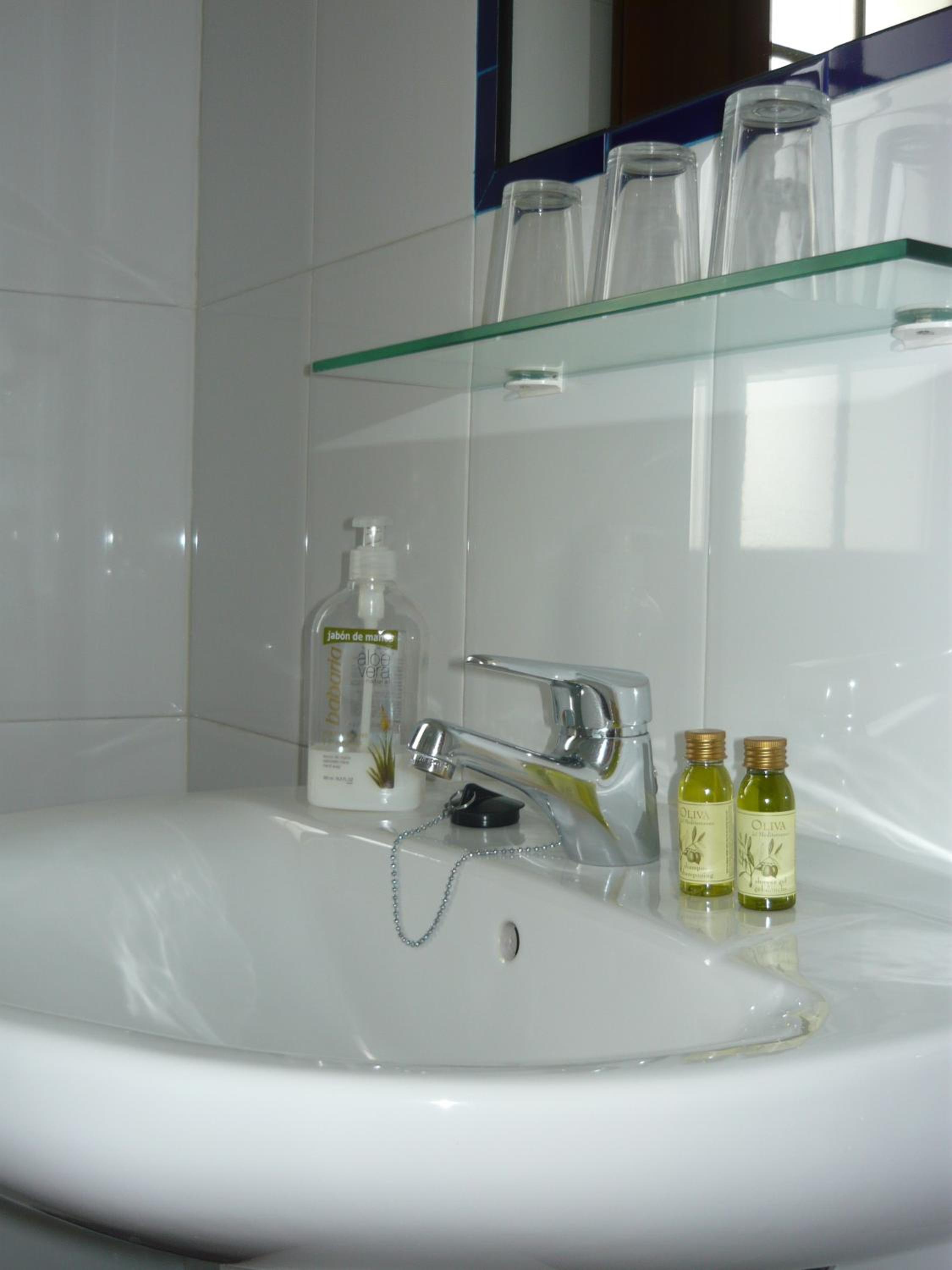 Standard Double Room - Photo 9
