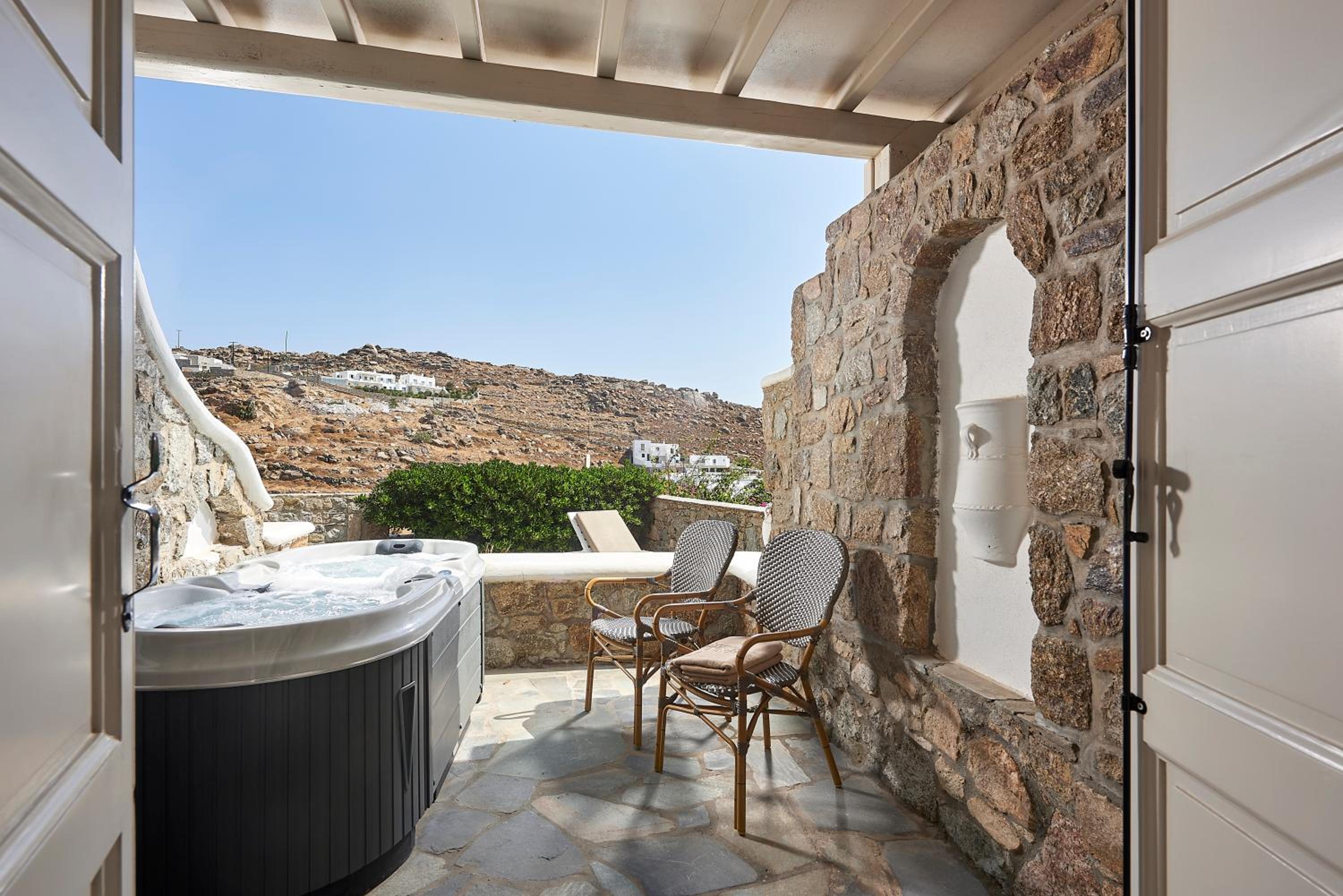 Executive Suite with Private Hot Tub - Photo 3