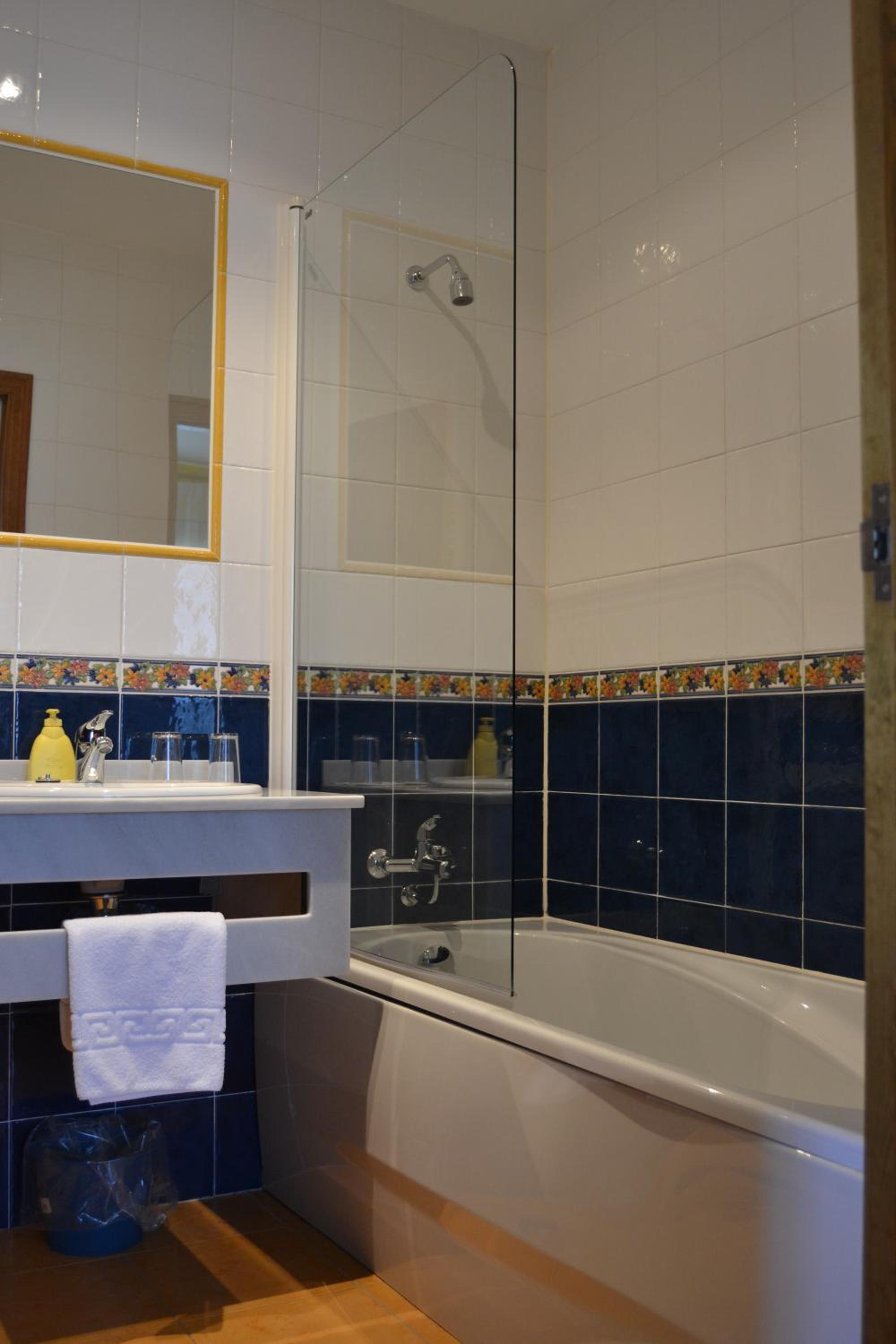 Standard Double Room - Photo 12