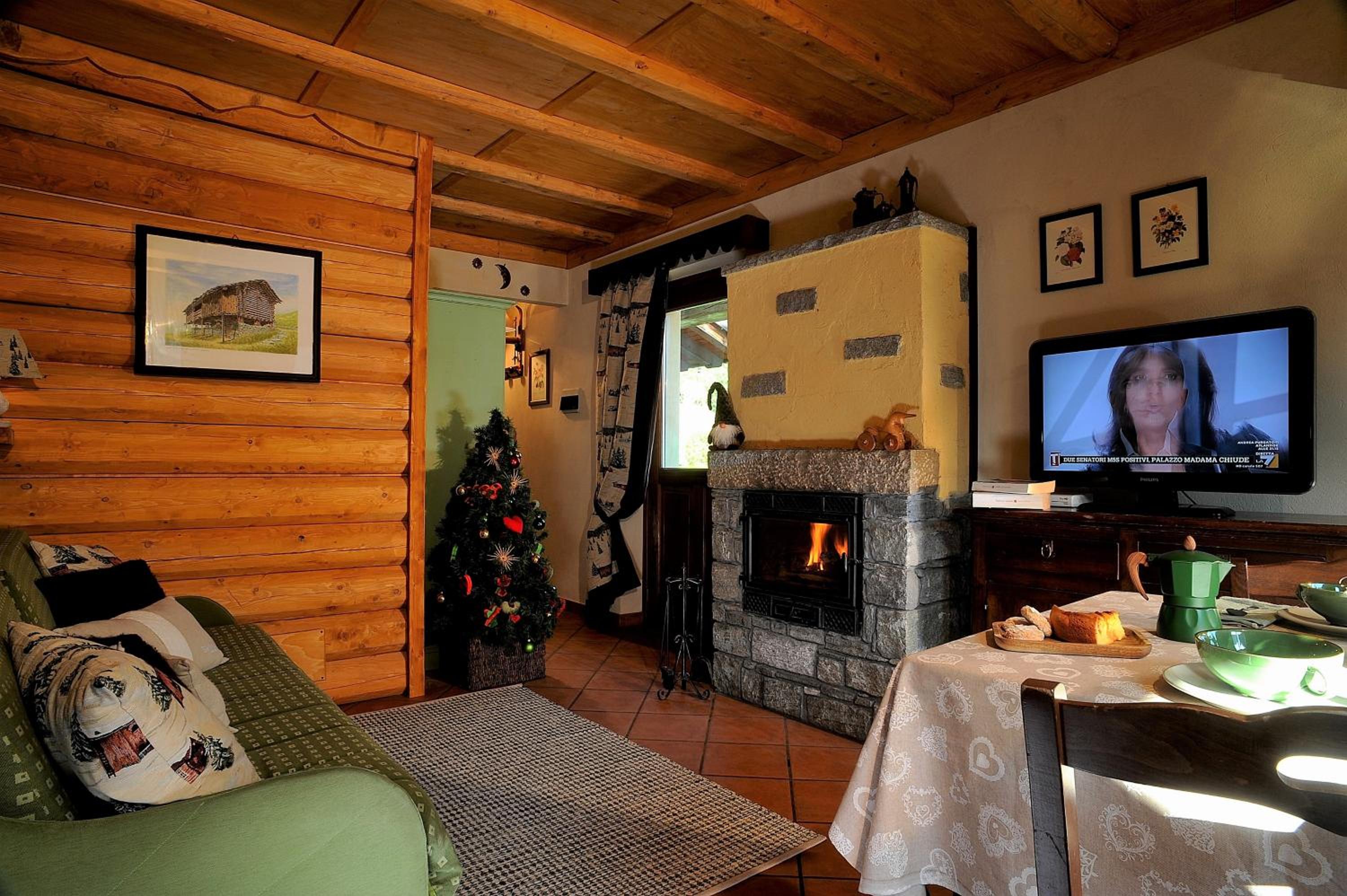 One-Bedroom Apartment with Fireplace (4 Adults) photo 3