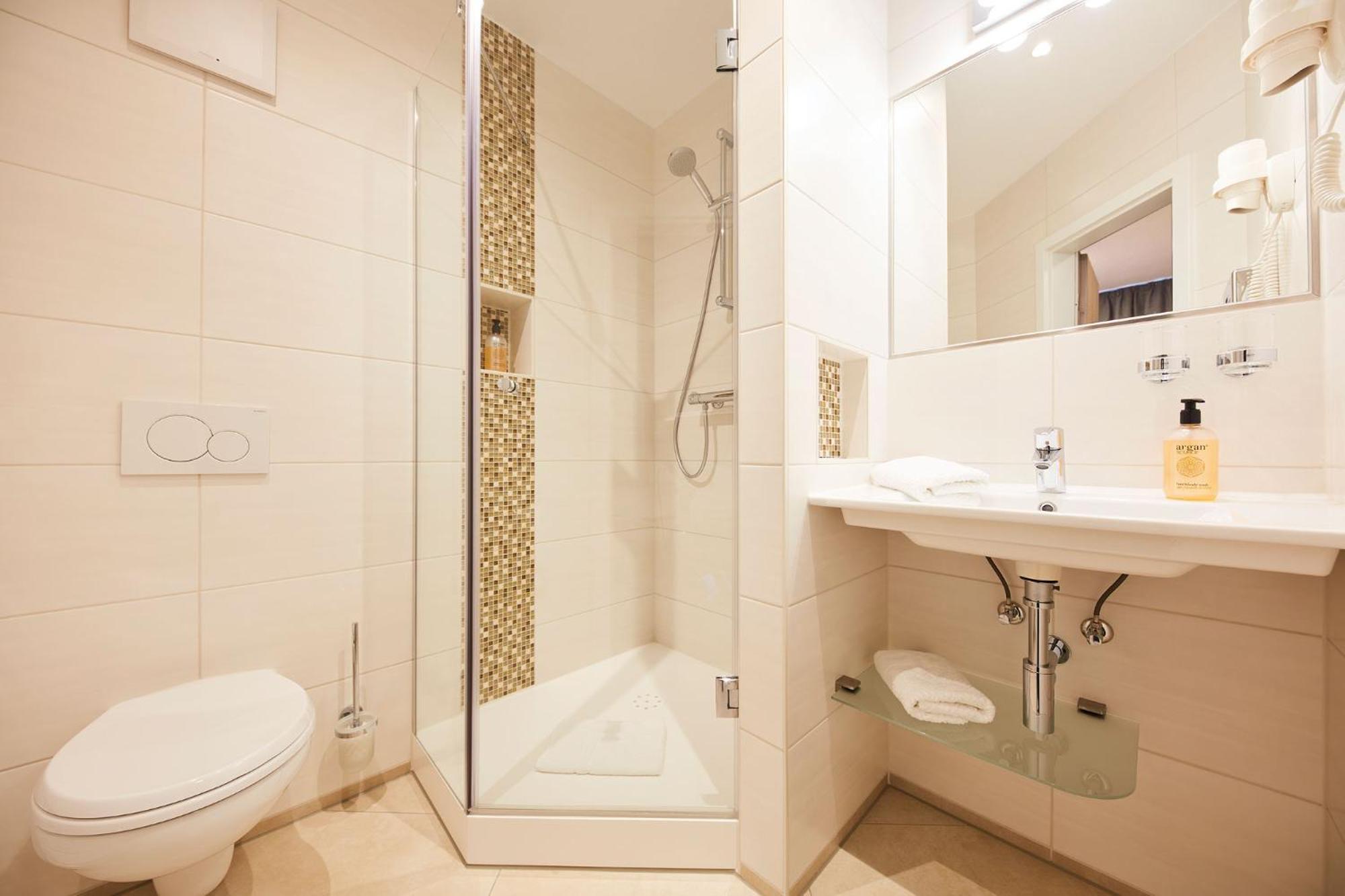 Deluxe Double Room with Balcony photo 2