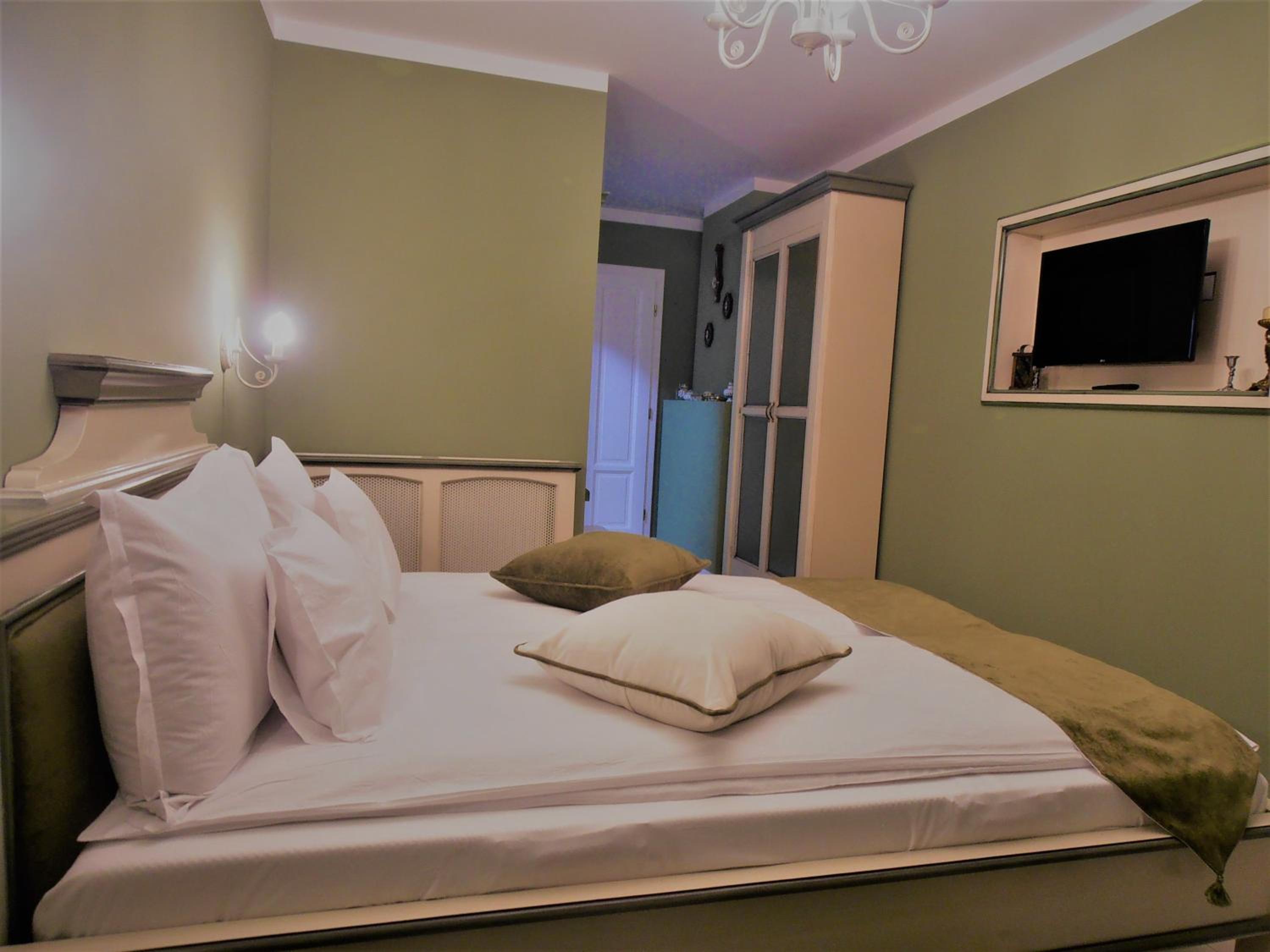 Double Room - Photo 8