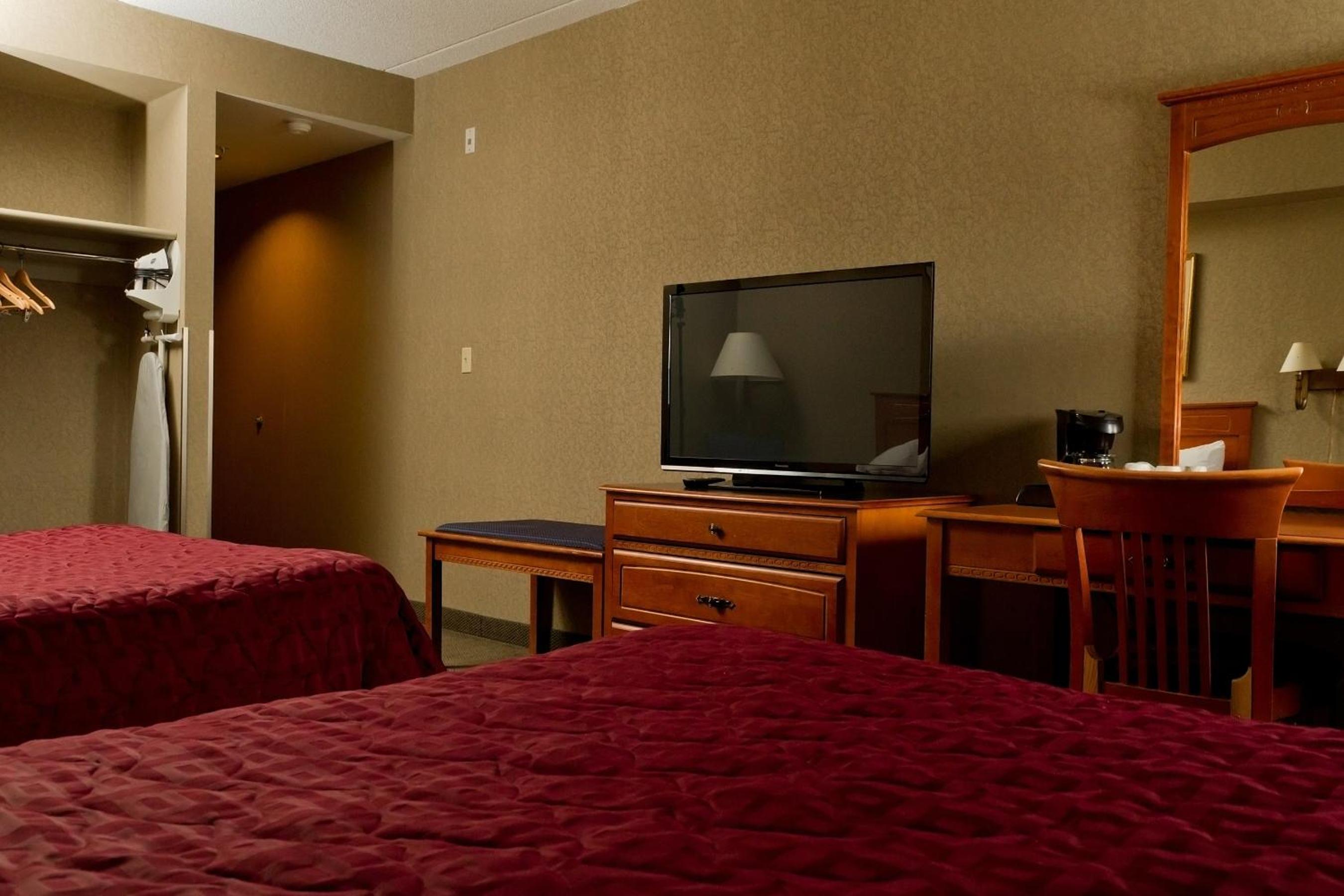 Deluxe Queen Room with Two Queen Beds - Non-Smoking photo 2
