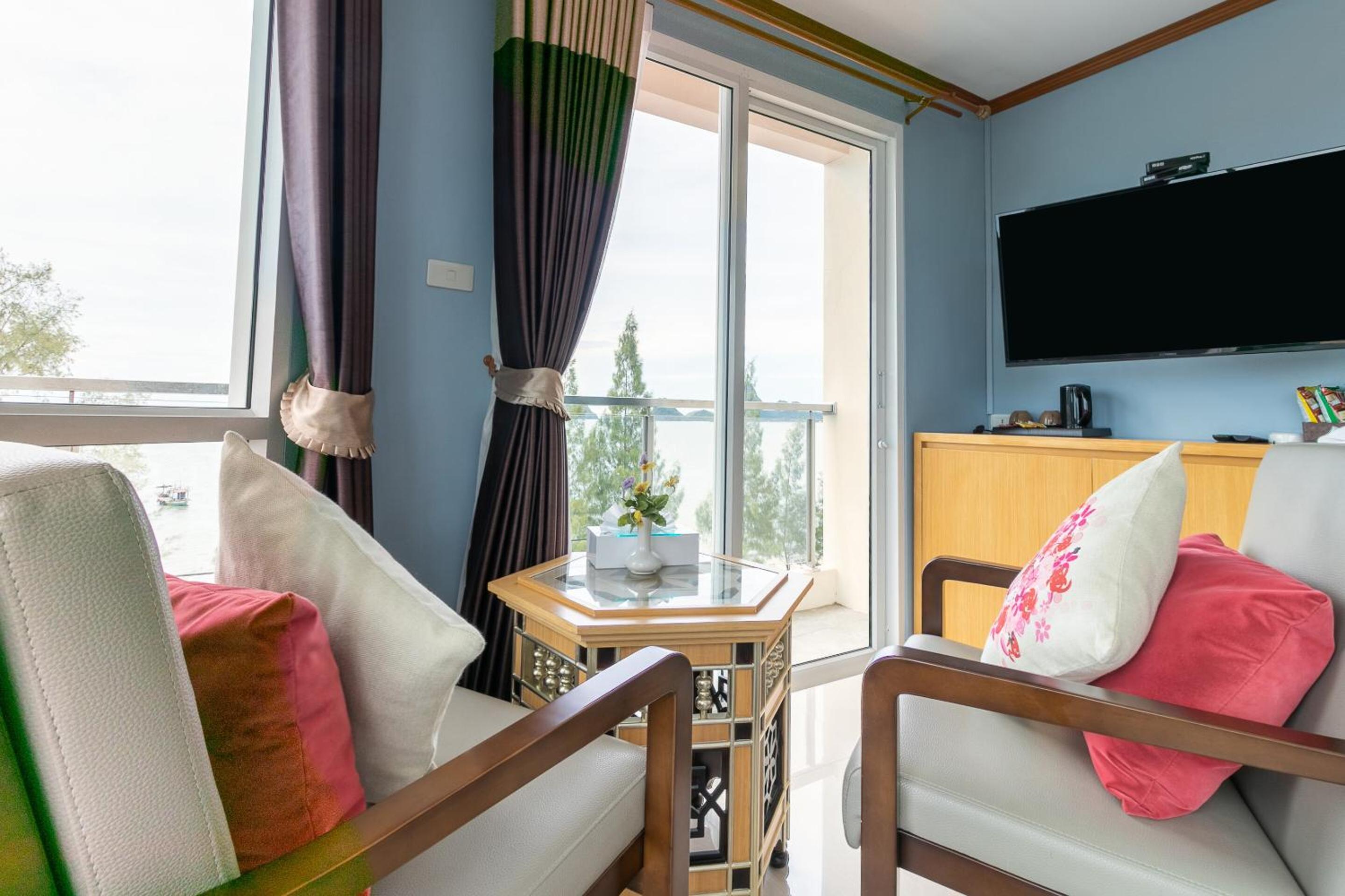 Deluxe Double Room with Balcony and Sea View - Photo 1