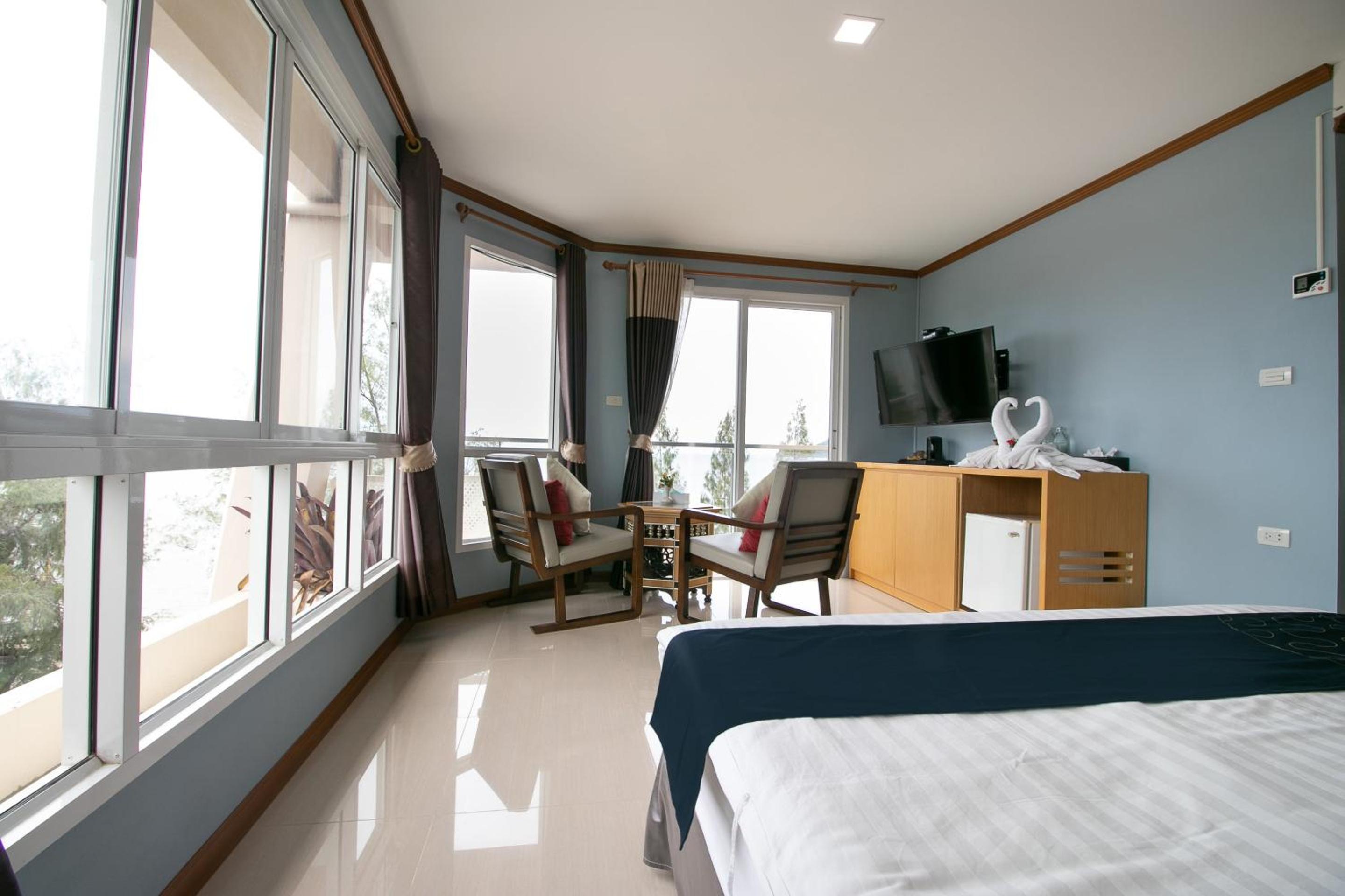 Deluxe Double Room with Balcony and Sea View - Photo 12