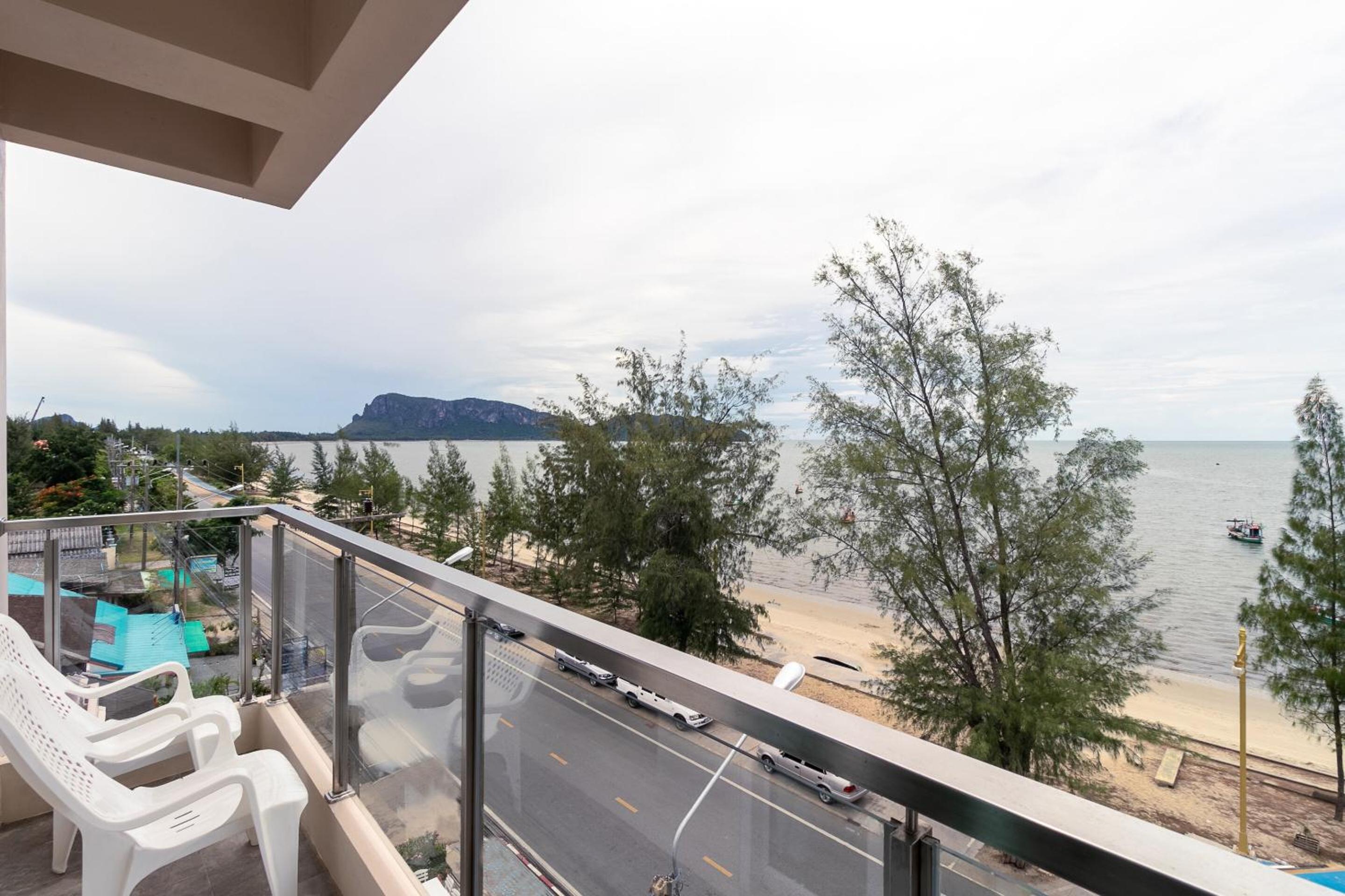 Deluxe Double Room with Balcony and Sea View - Photo 11