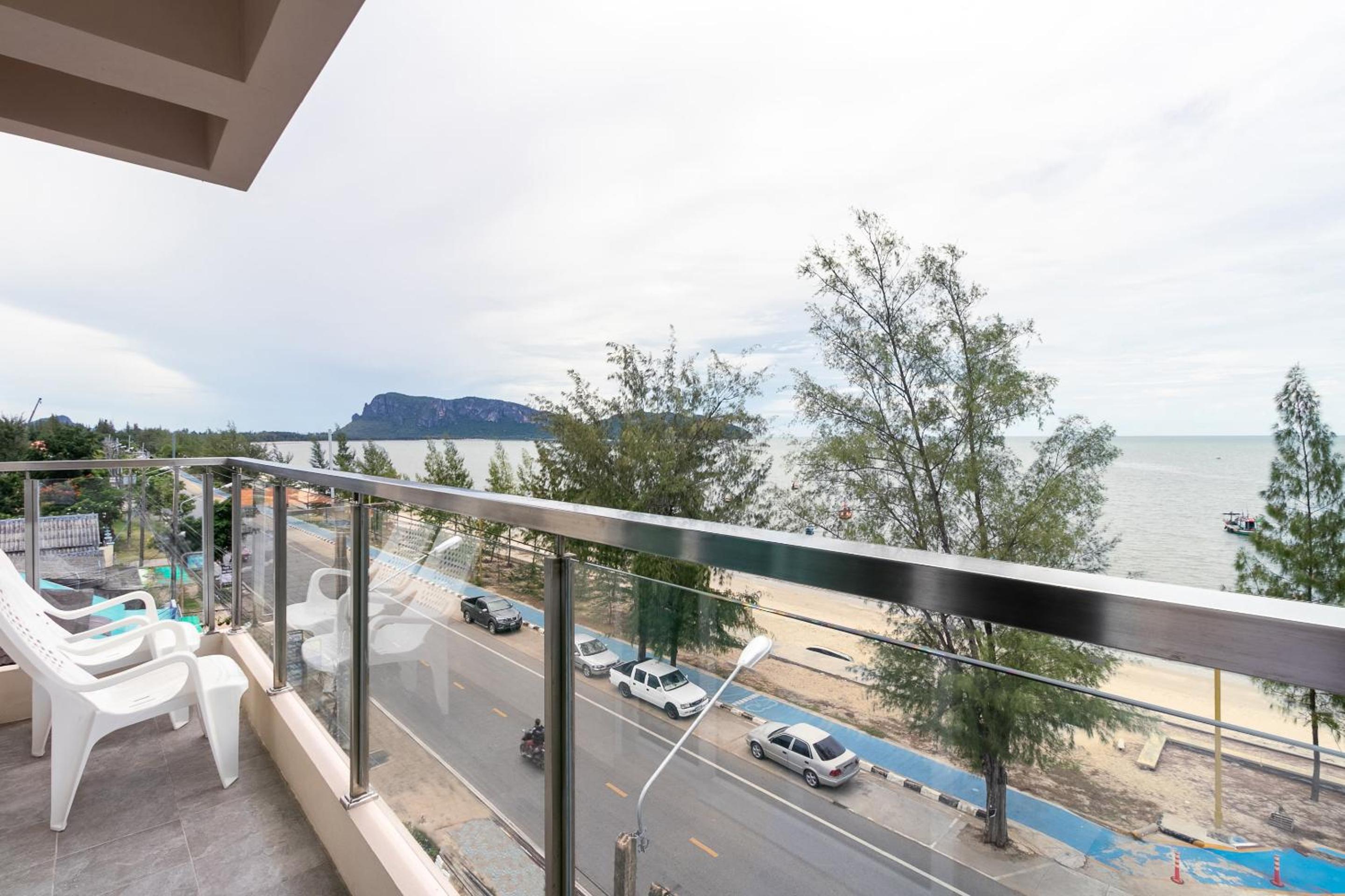 Deluxe Double Room with Balcony and Sea View - Photo 10