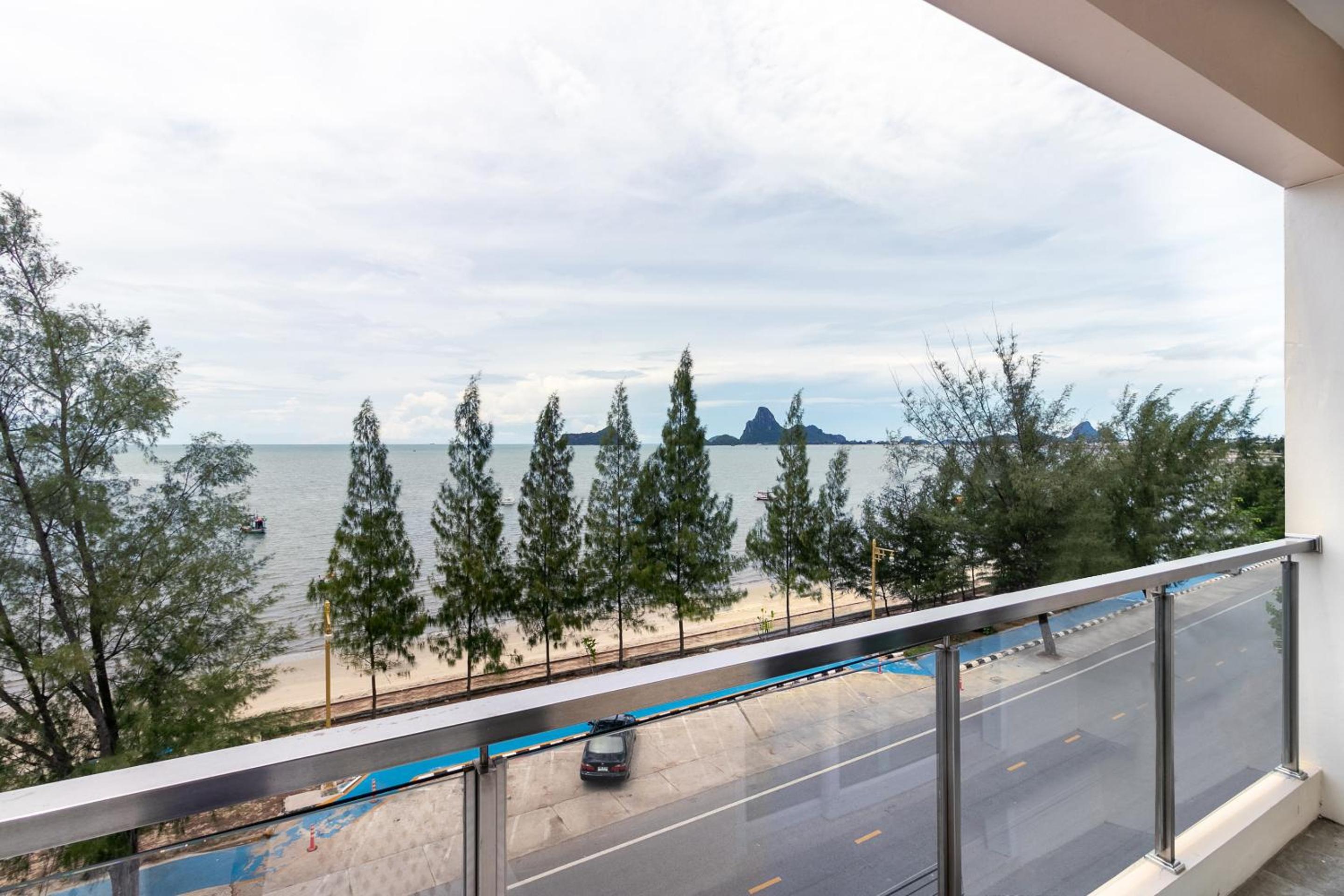 Deluxe Double Room with Balcony and Sea View - Photo 6