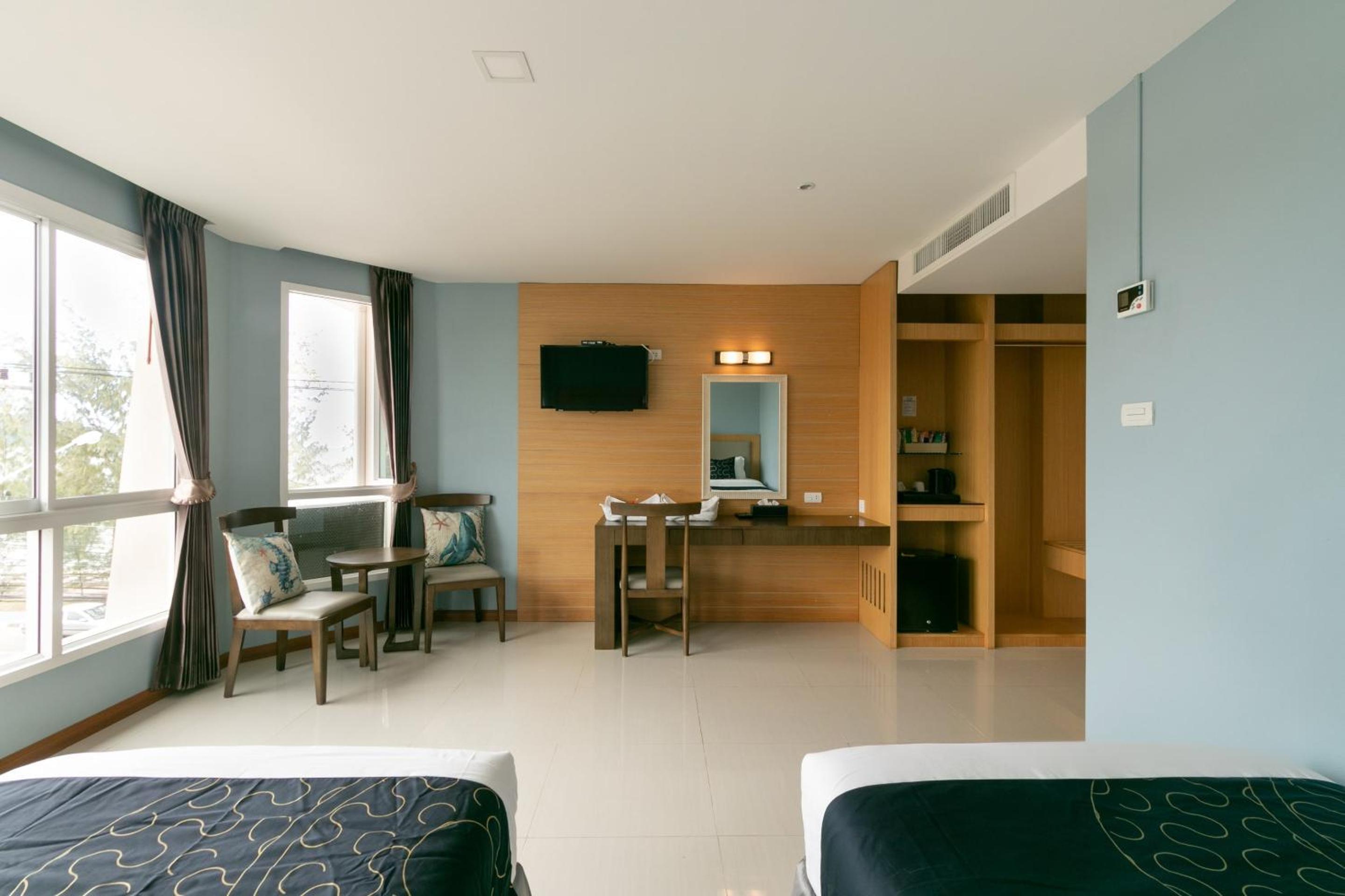 Superior Twin Room with Sea View - Photo 3