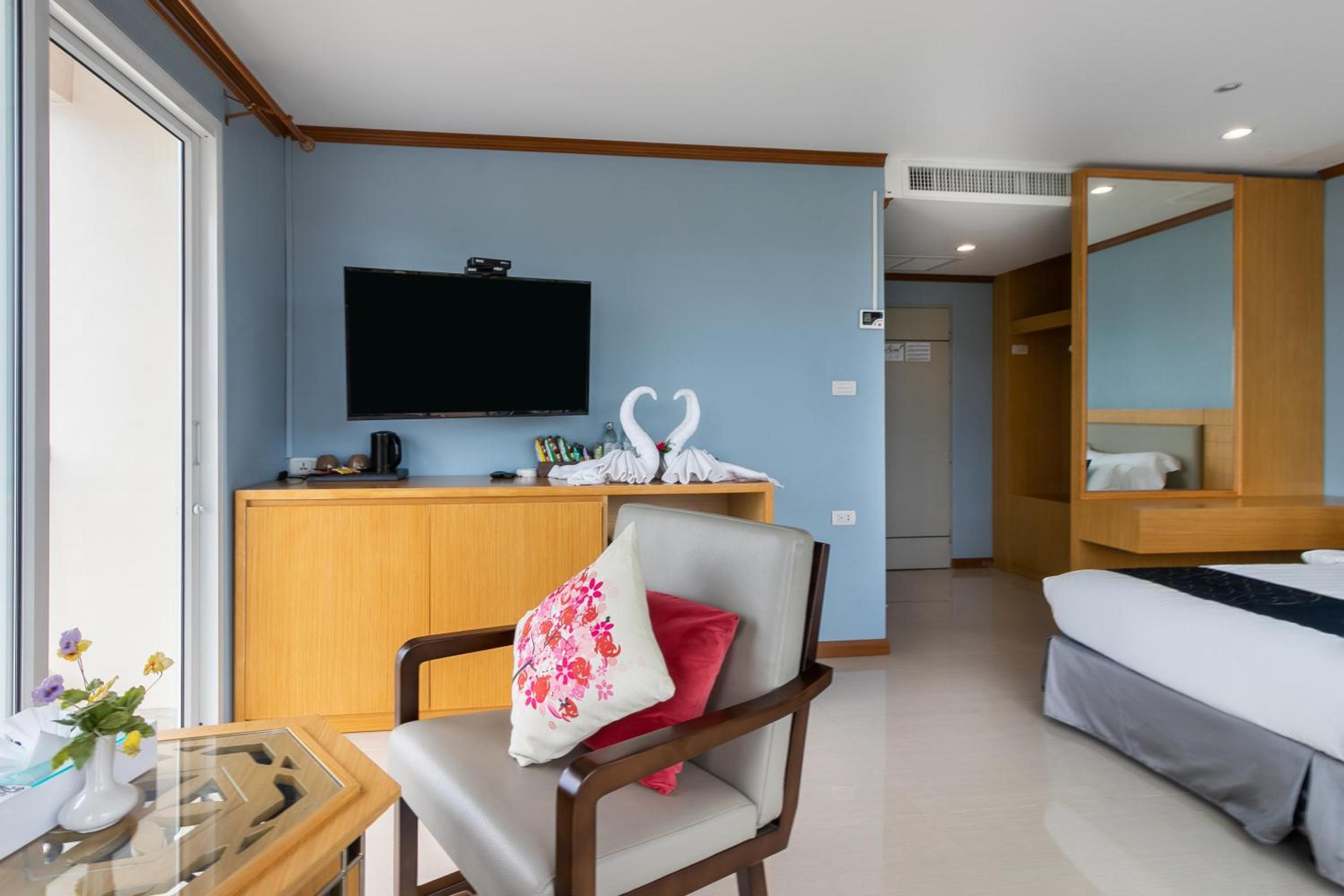 Deluxe Double Room with Balcony and Sea View - Photo 4