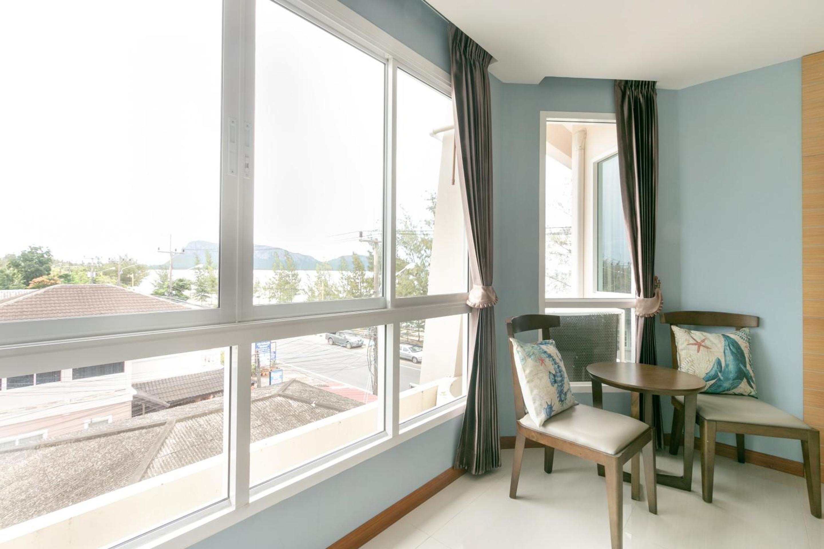 Superior Twin Room with Sea View - Photo 13
