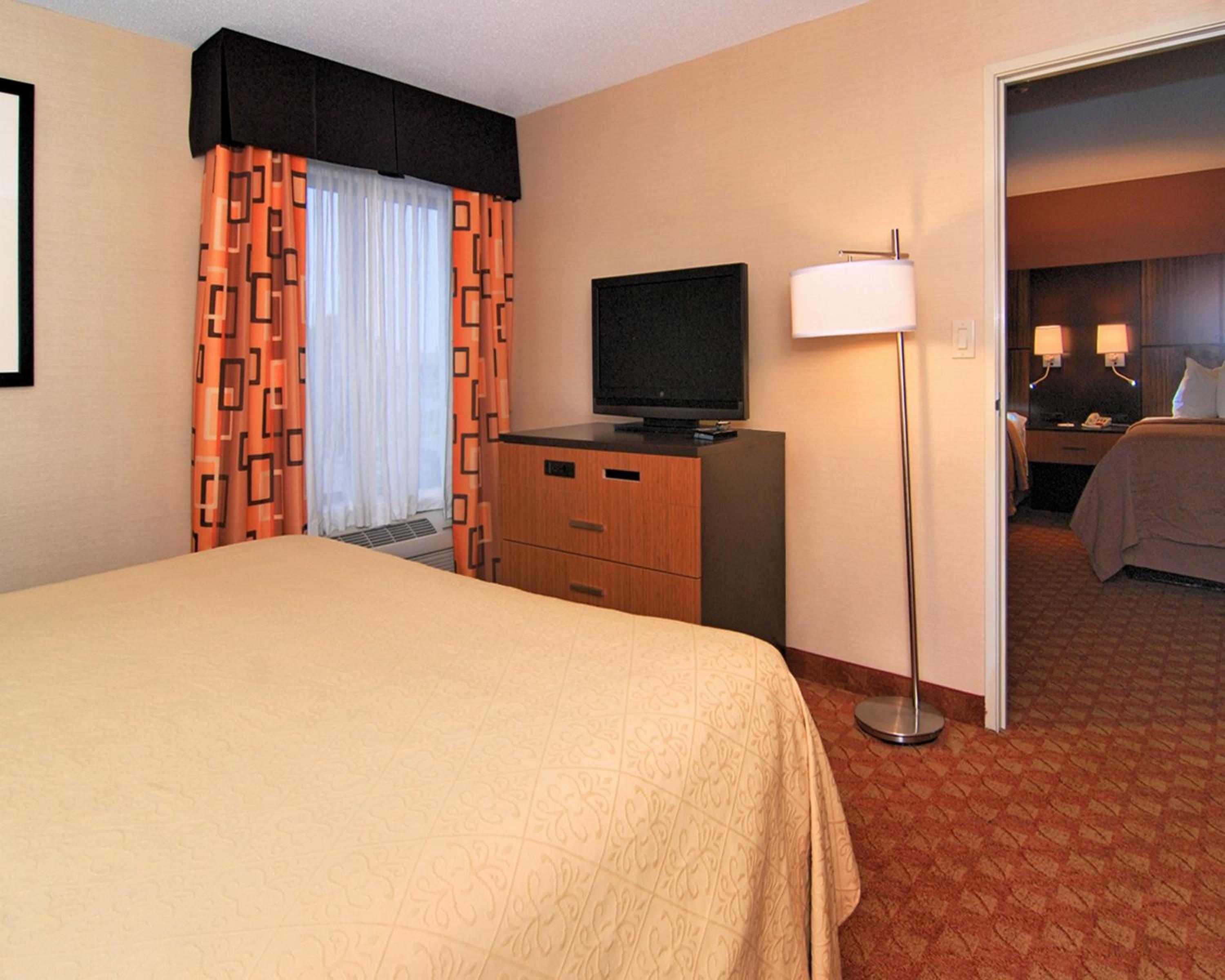 Queen Room - Non-Smoking - Photo 3