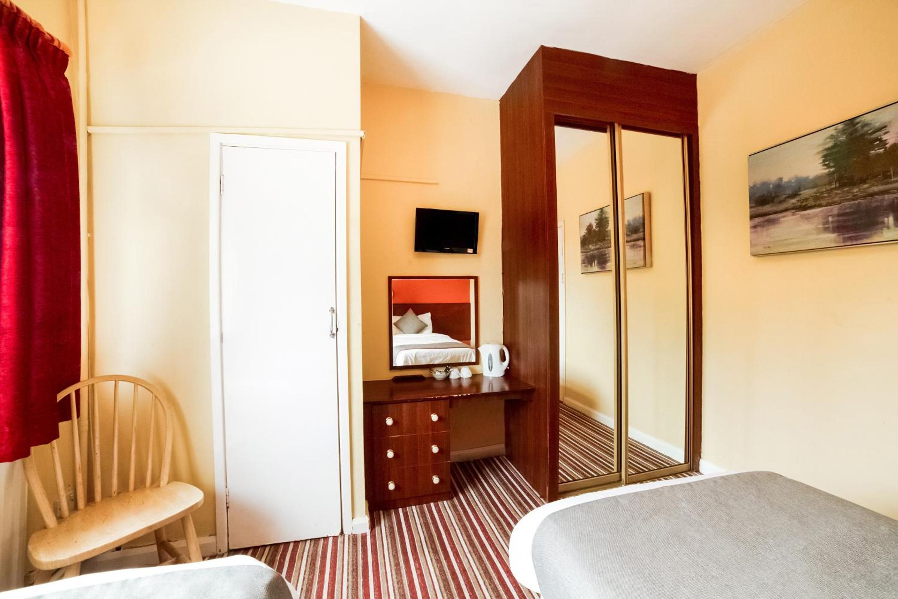 Standard Twin Room with Shared Bathroom photo 1