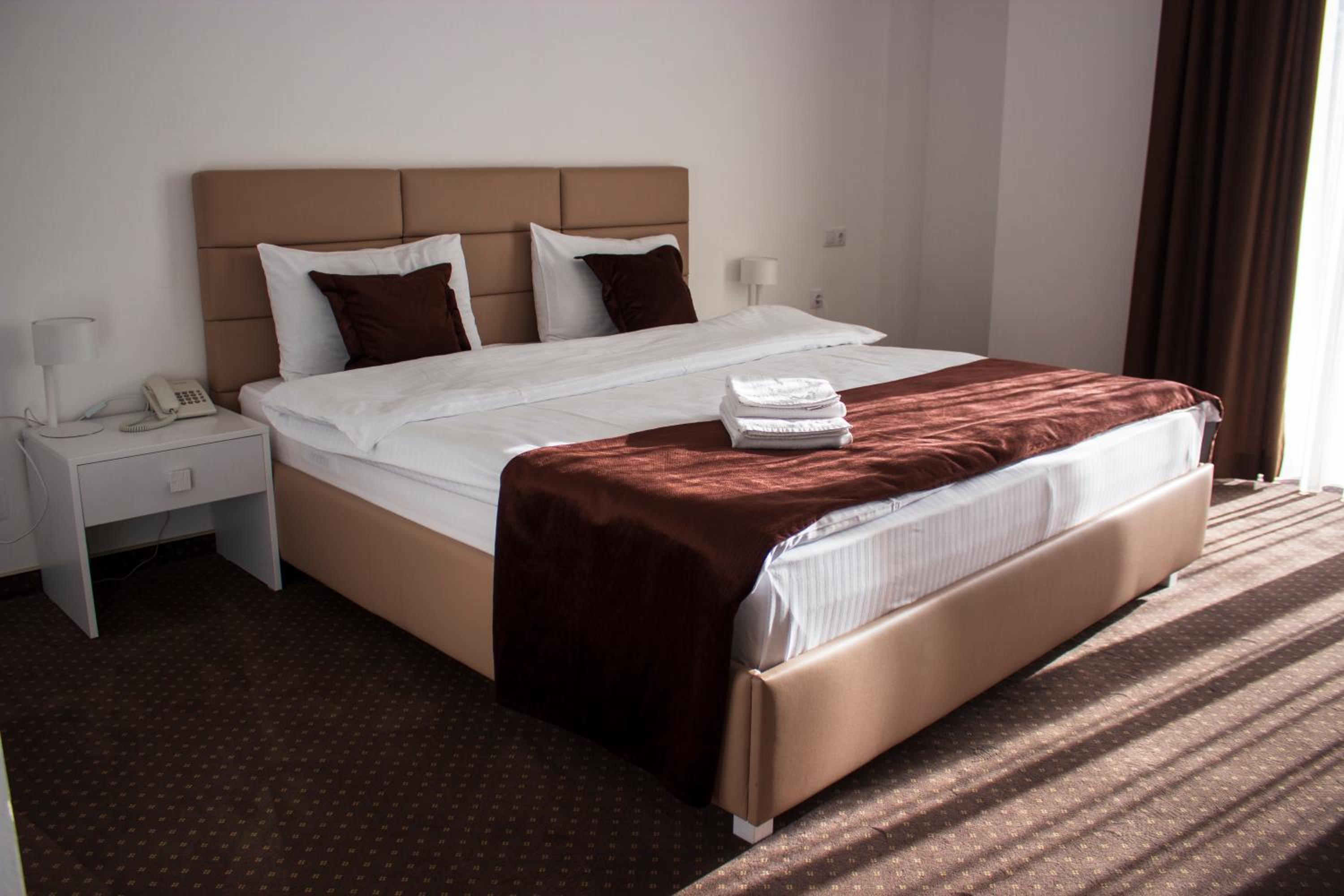 Standard King Room - Photo 13