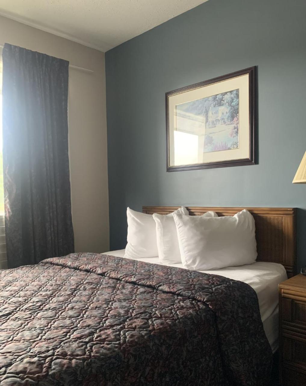 Queen Room with Balcony photo 2