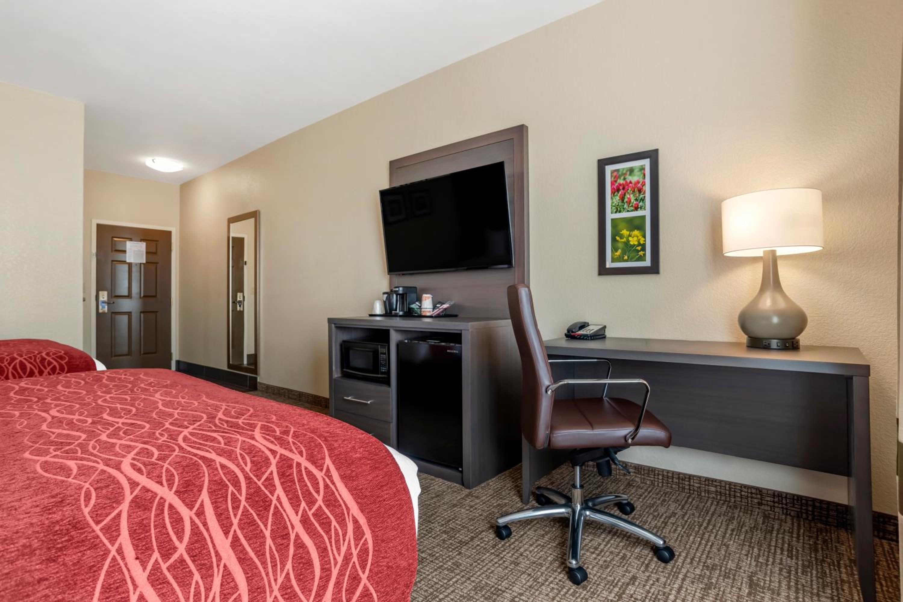 Queen Room with Two Queen Beds - Non-Smoking - Photo 4