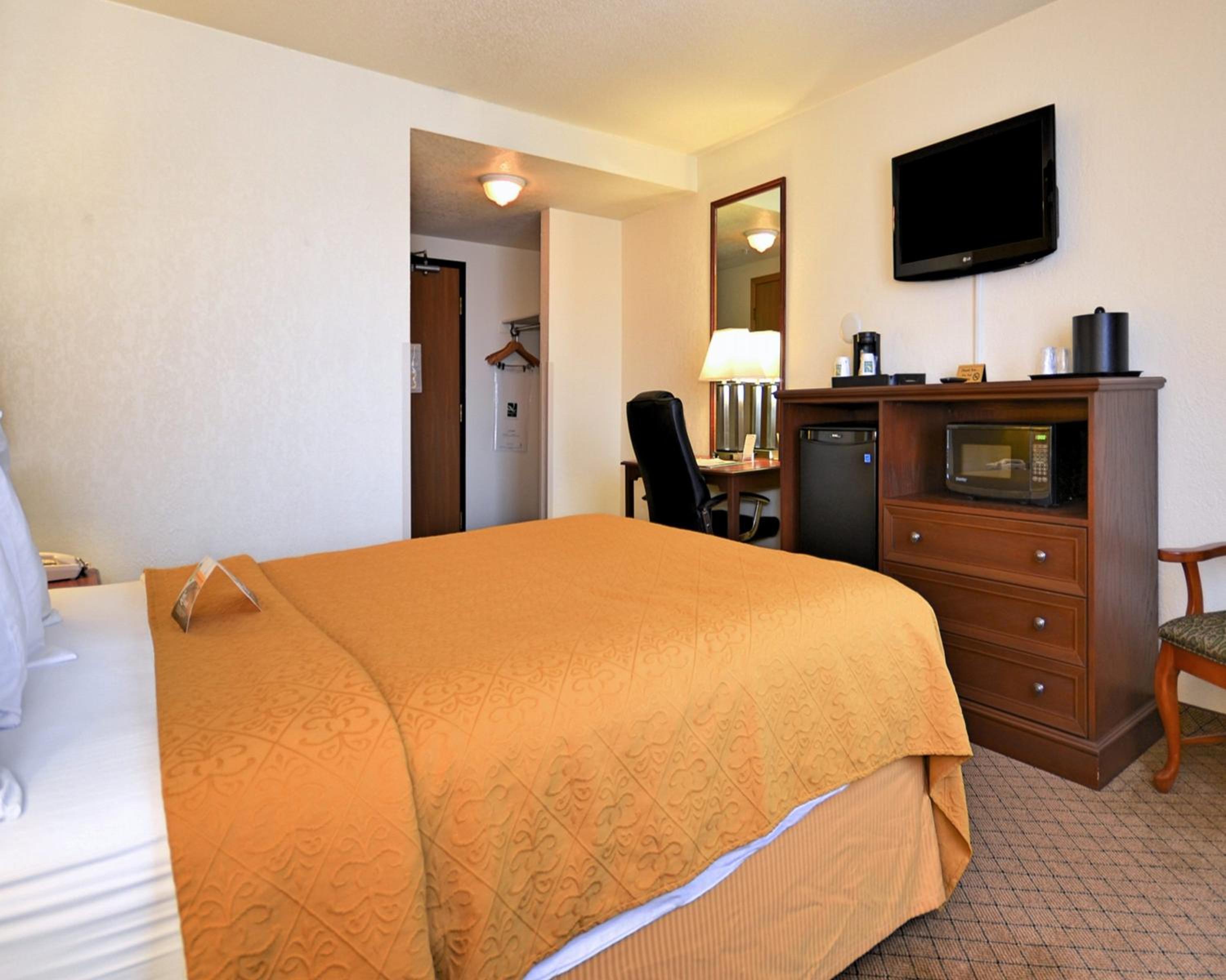 Queen Room - Non-Smoking - Photo 2