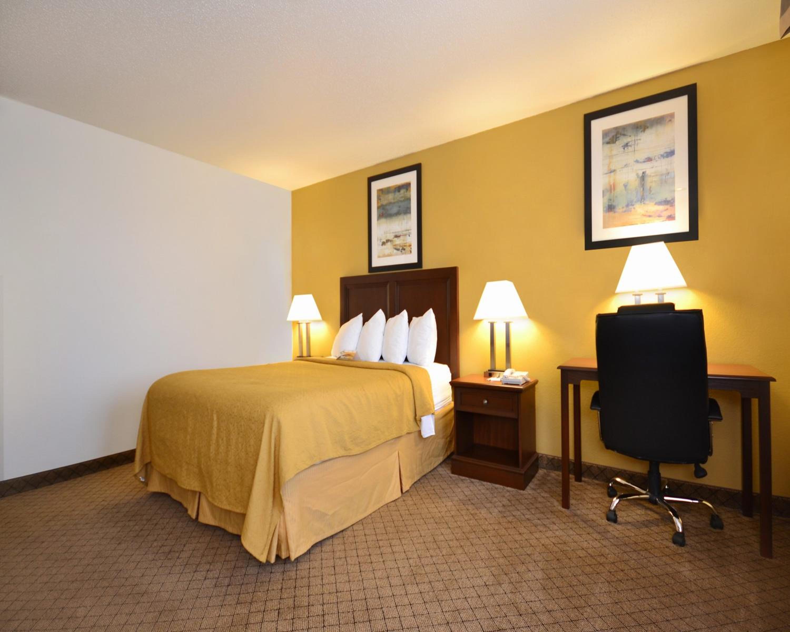 Queen Room - Non-Smoking - Photo 4