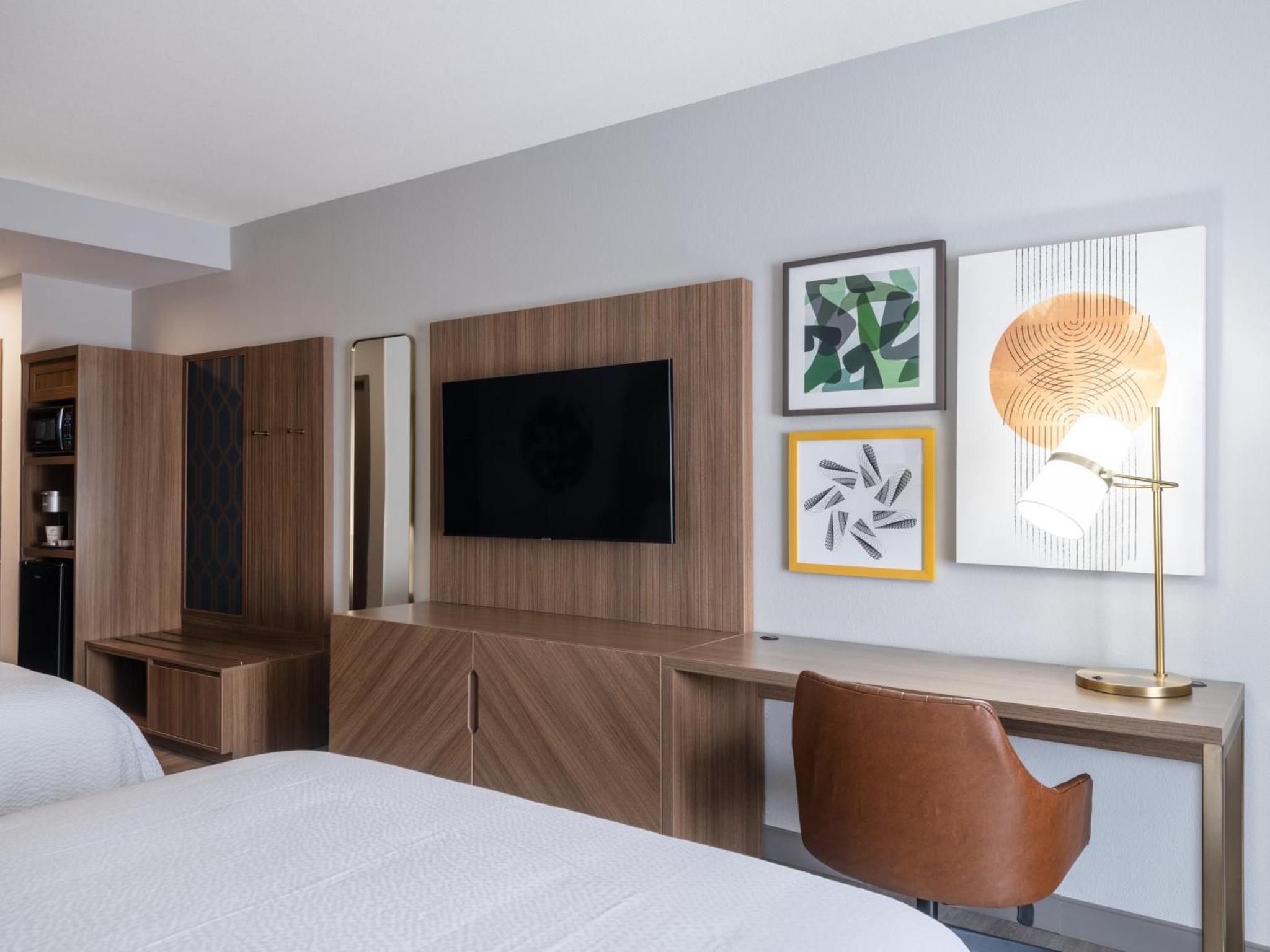 Standard Queen Room with Two Queen Beds photo 1