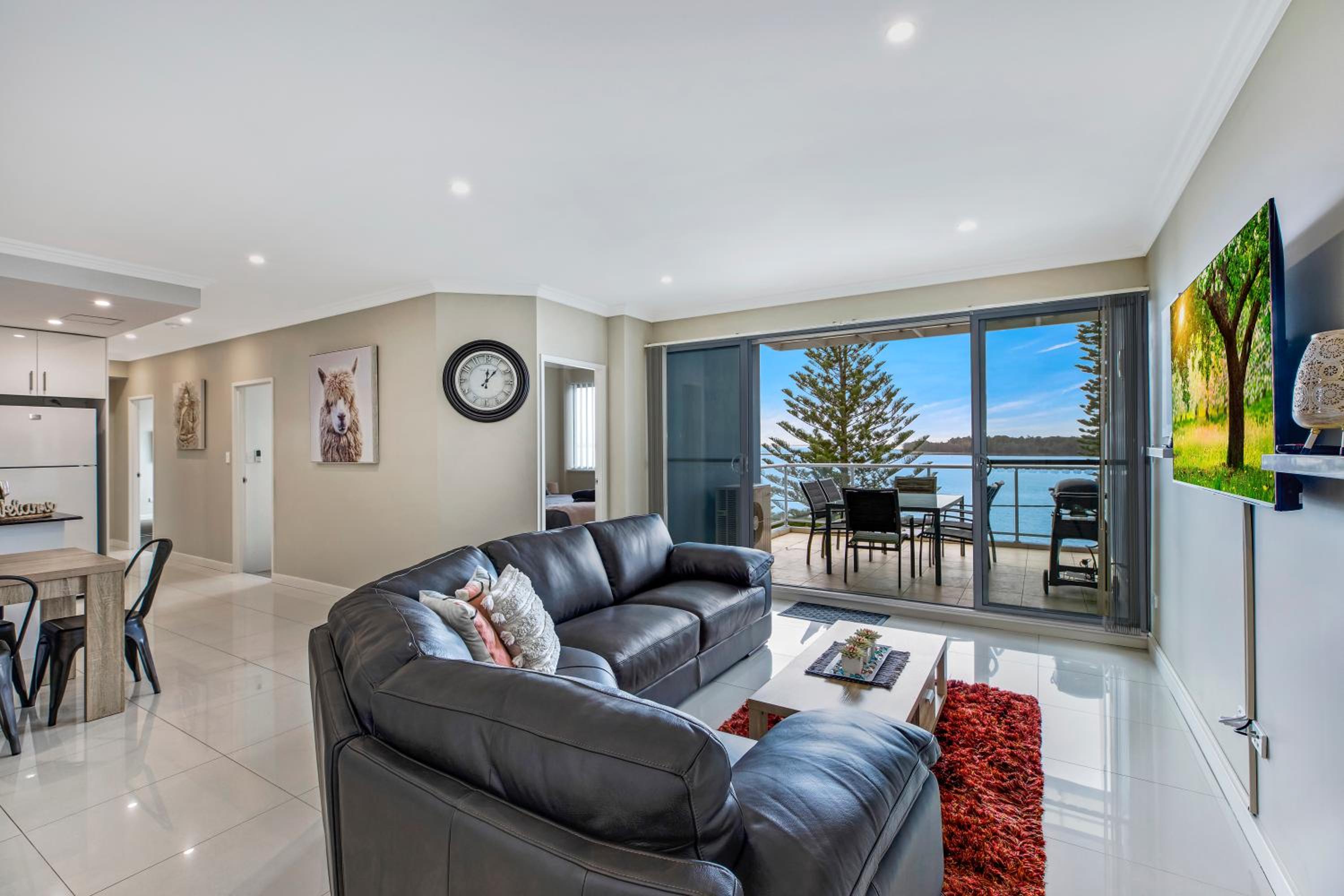 Lakeview Waterfront Apartment