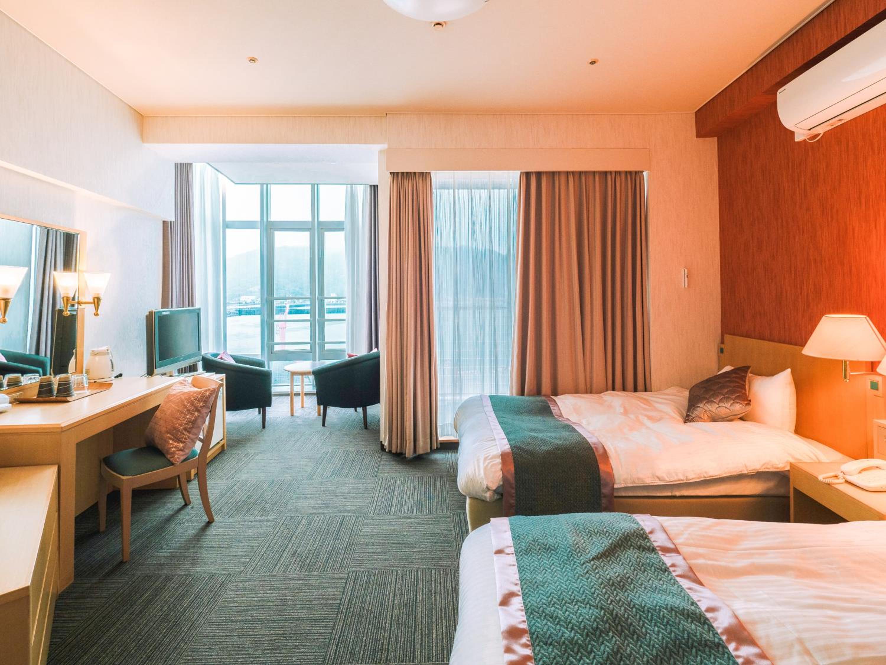 Deluxe Twin Room with Sea View - Photo 1