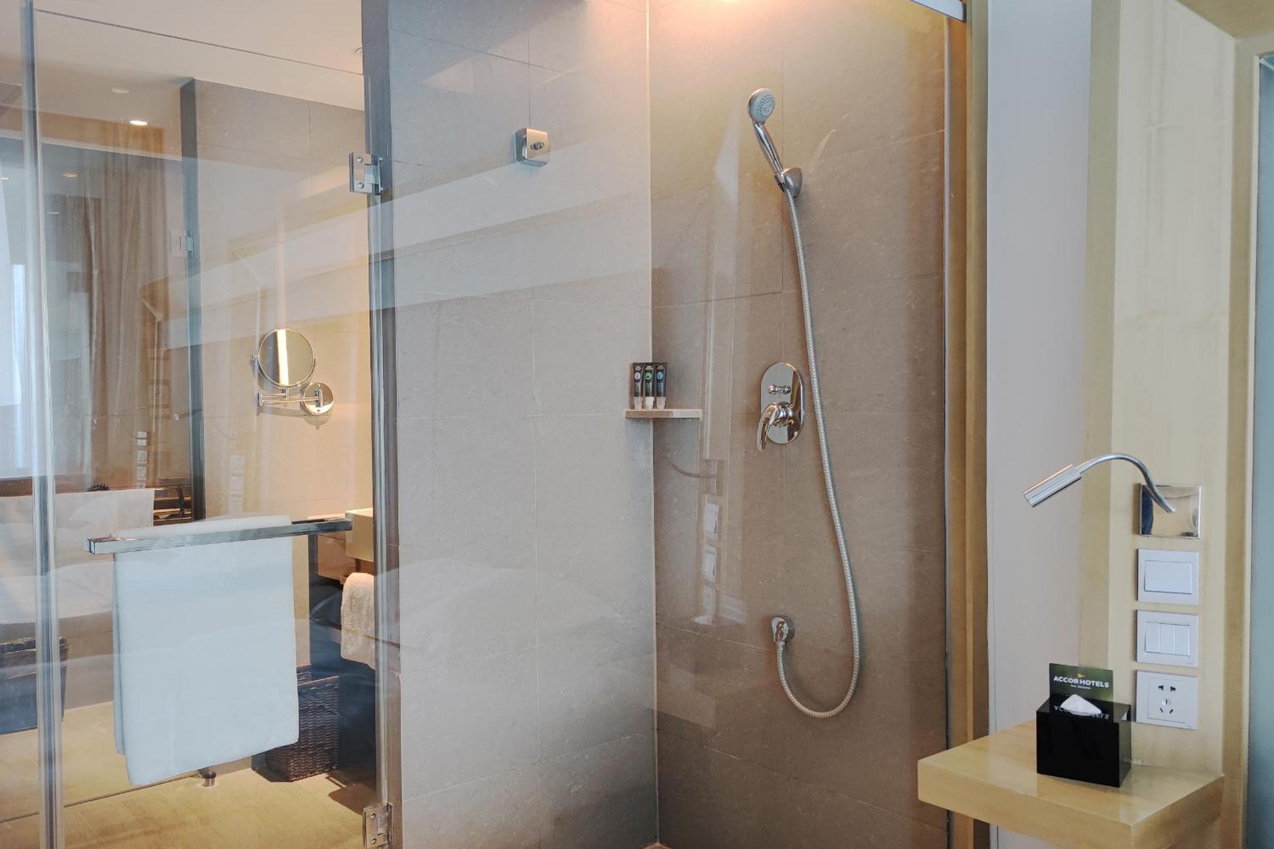 Premier Executive Room with King Bed. - Photo 9