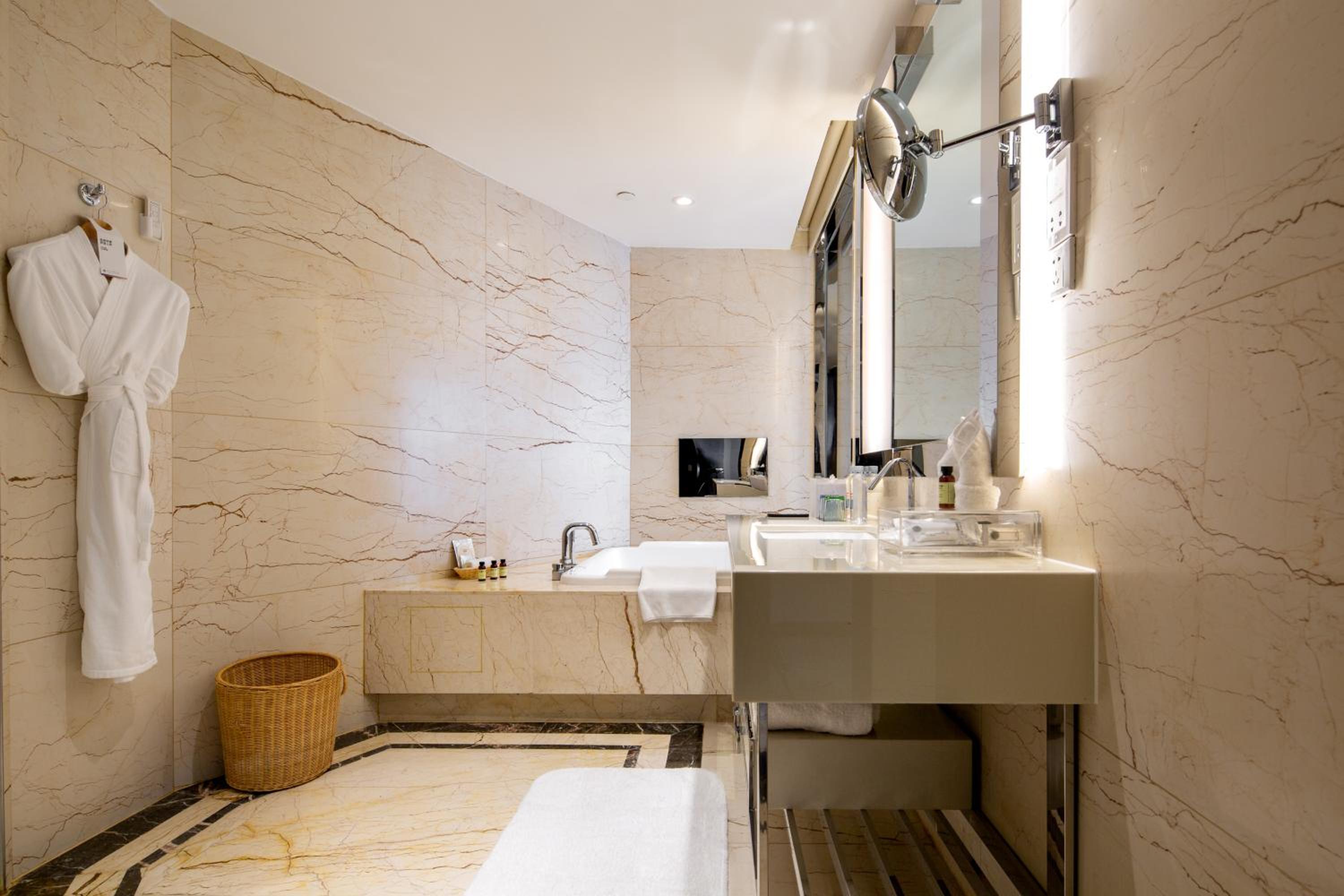 Deluxe Suite - Photo 9