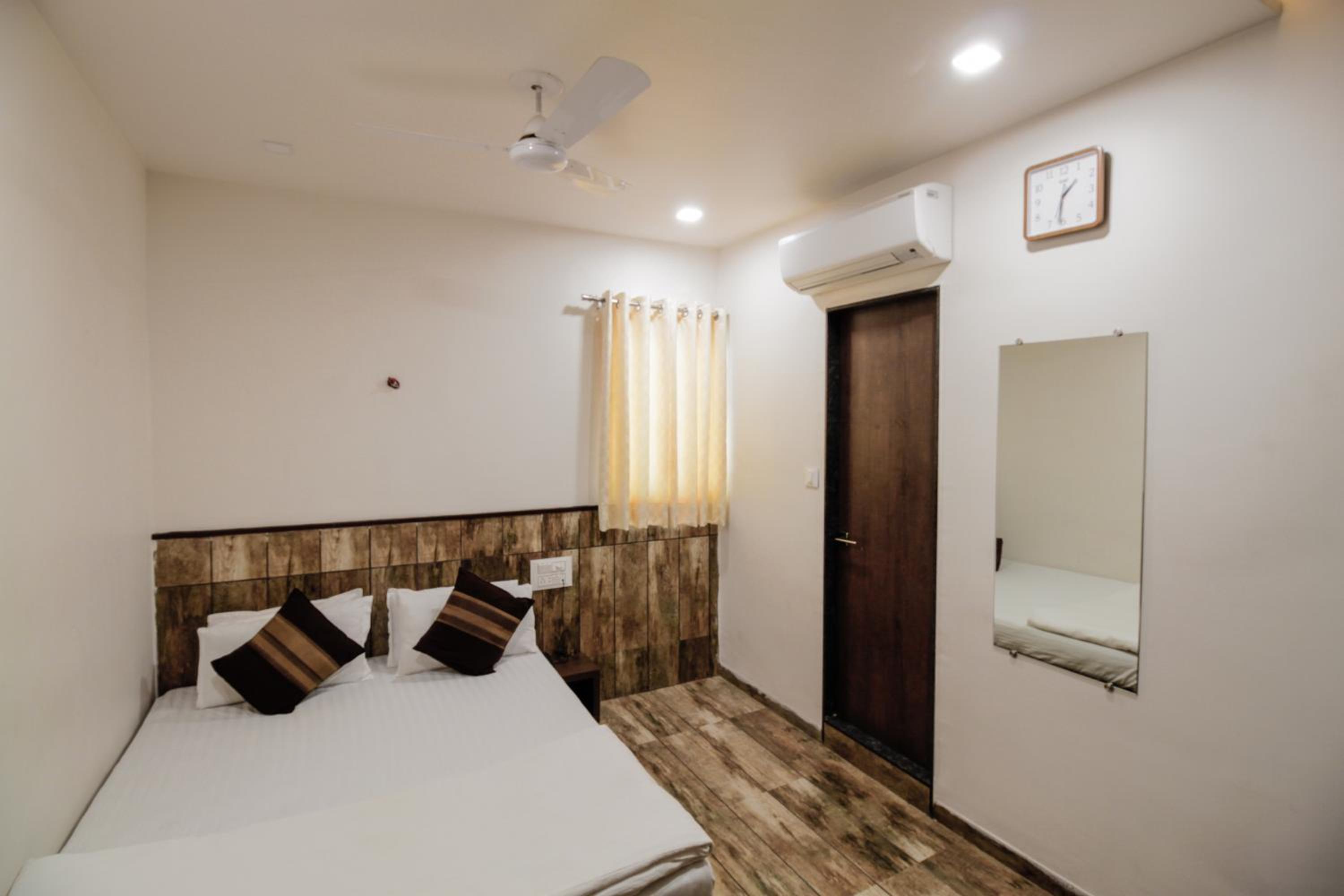 Standard Double or Twin Room - Photo 8