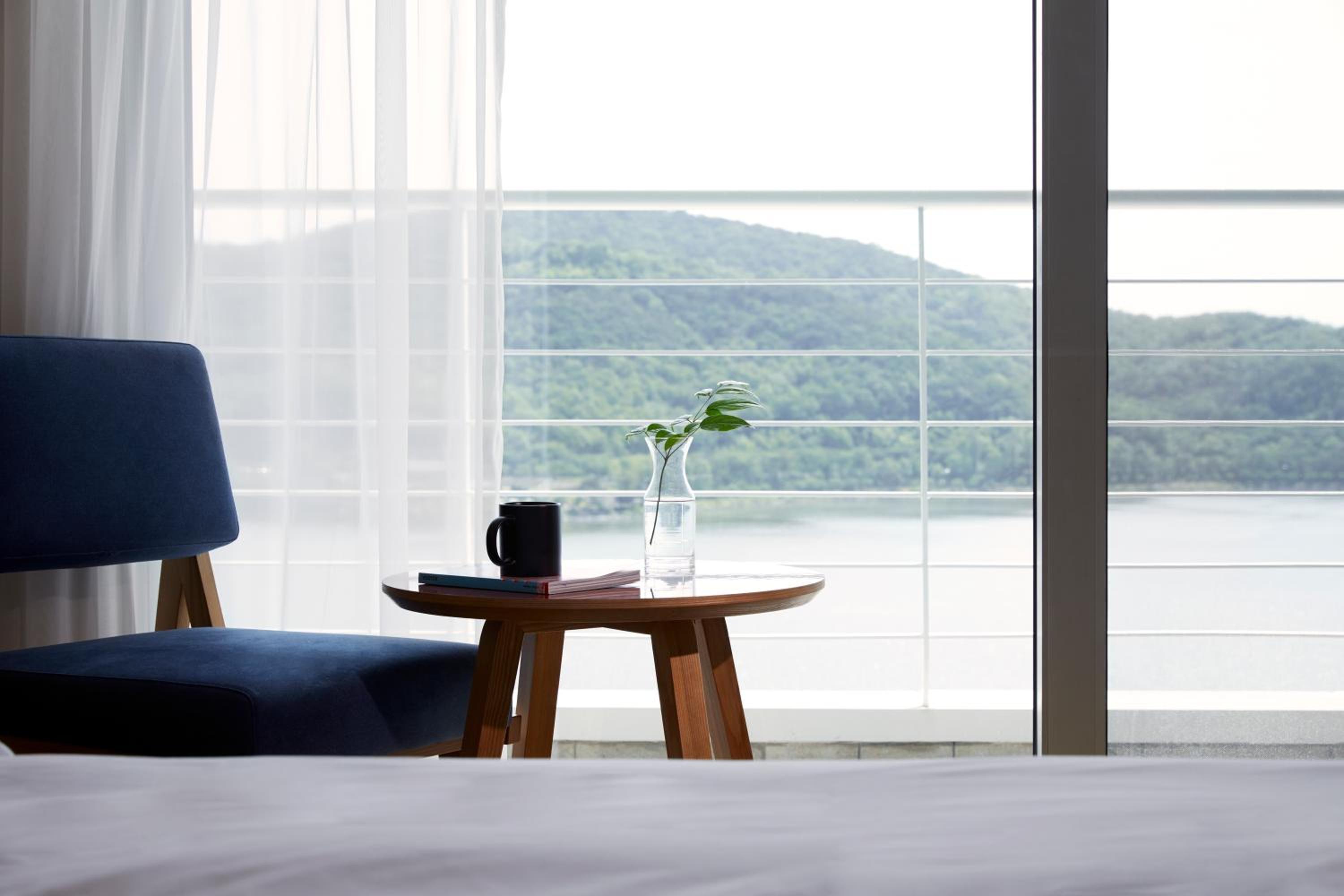 Deluxe Twin Room with Lake View - Photo 3