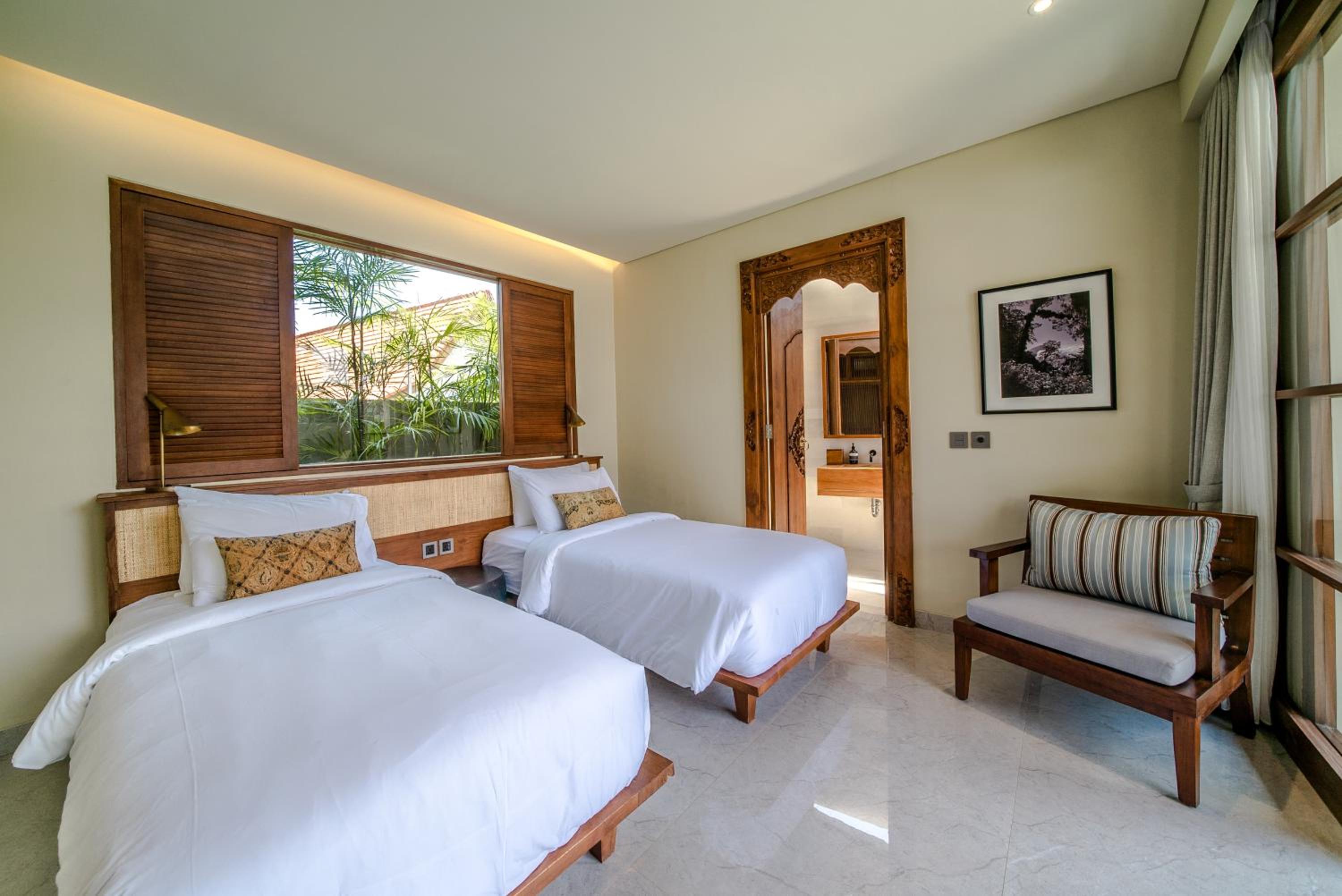 Five-Bedroom Villa with Private Pool - Photo 17