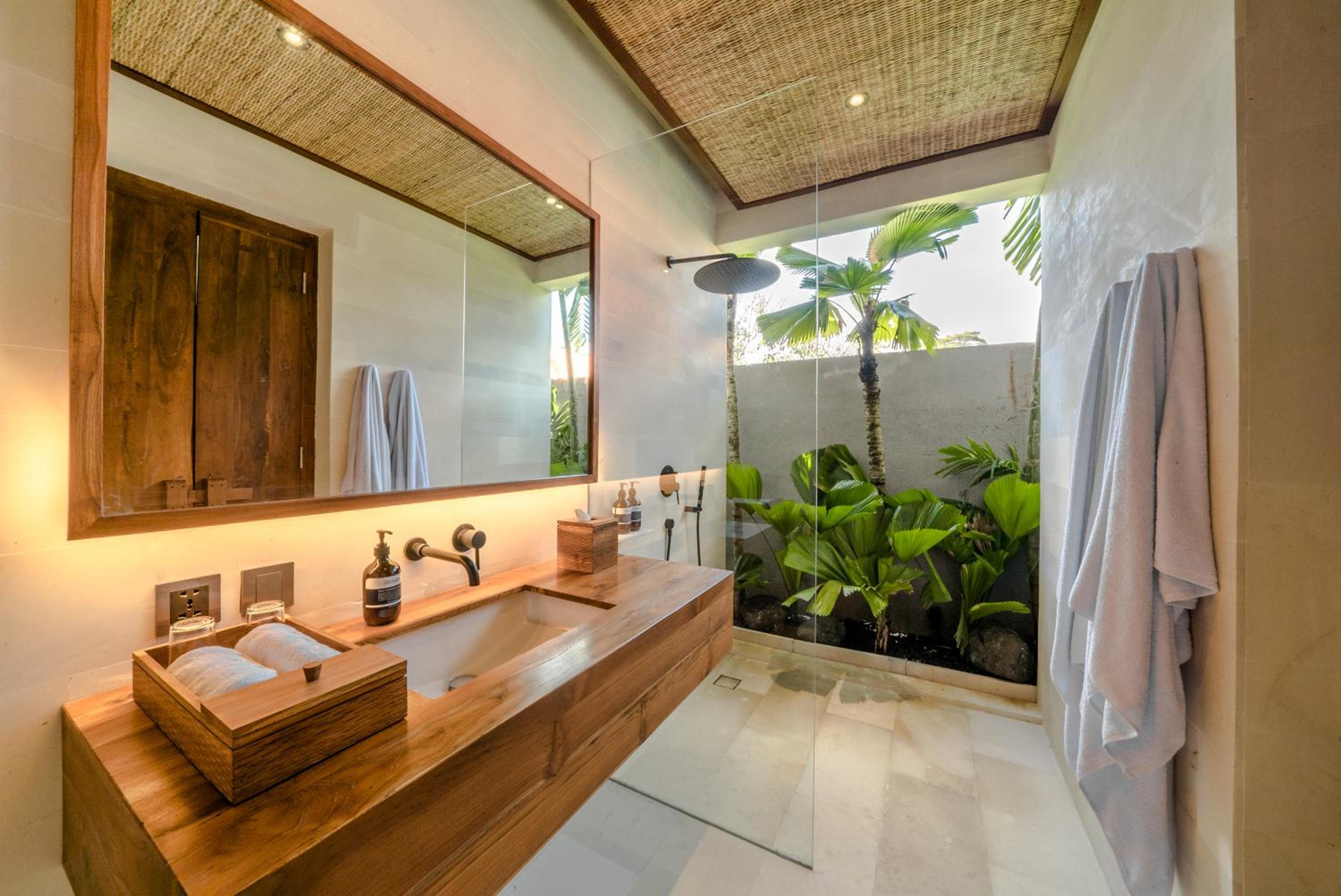 Five-Bedroom Villa with Private Pool - Photo 15