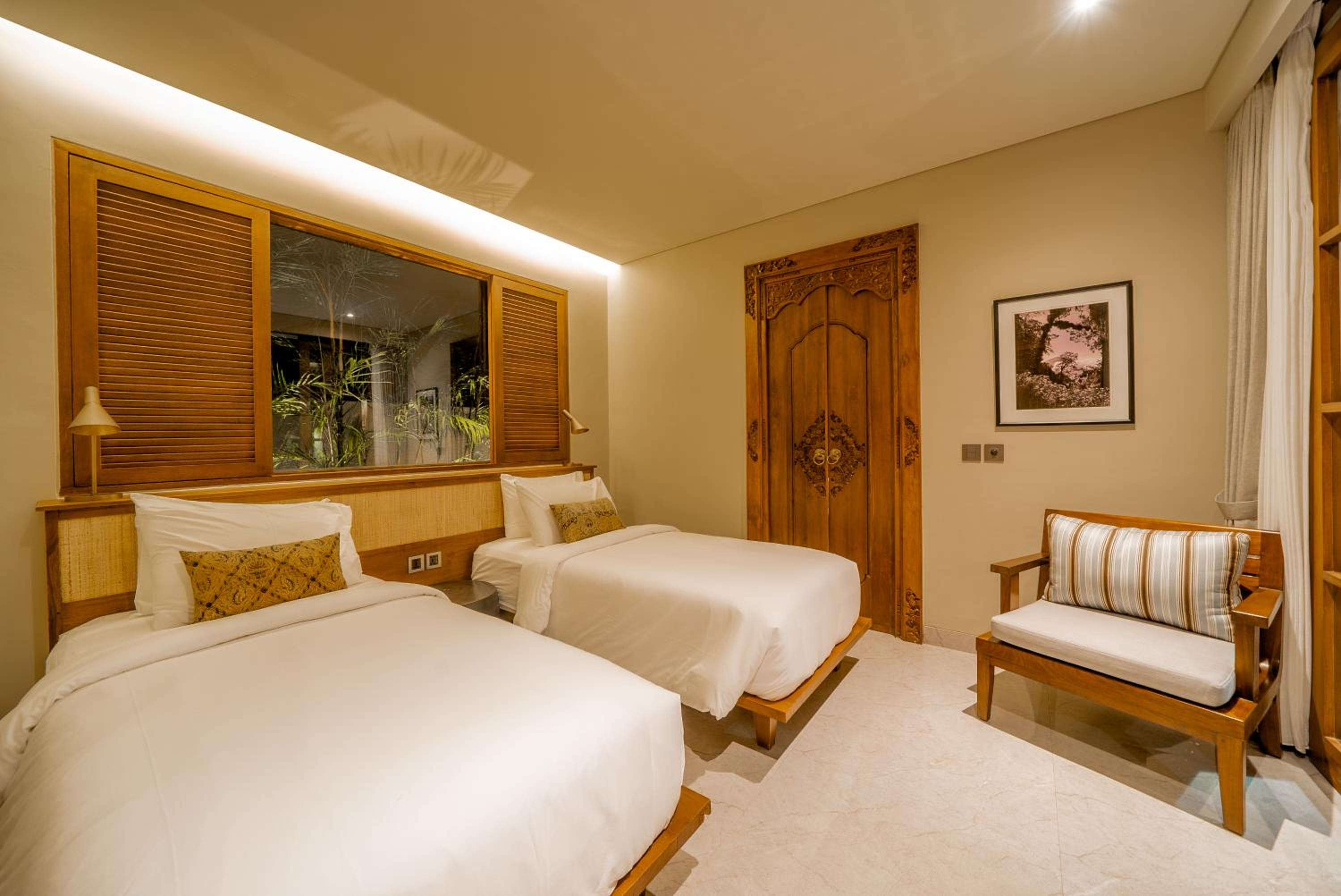 Five-Bedroom Villa with Private Pool - Photo 12