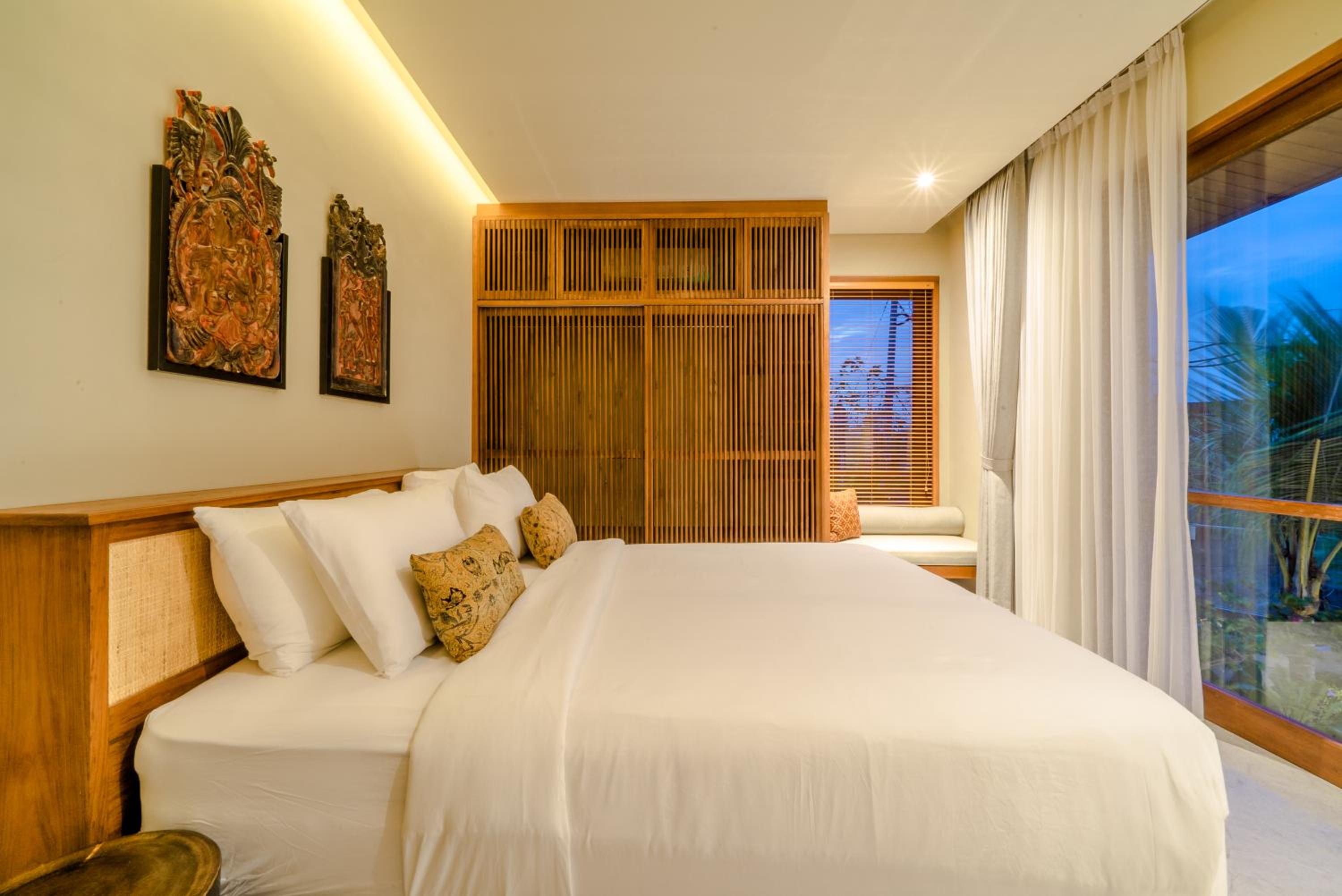 Five-Bedroom Villa with Private Pool - Photo 8