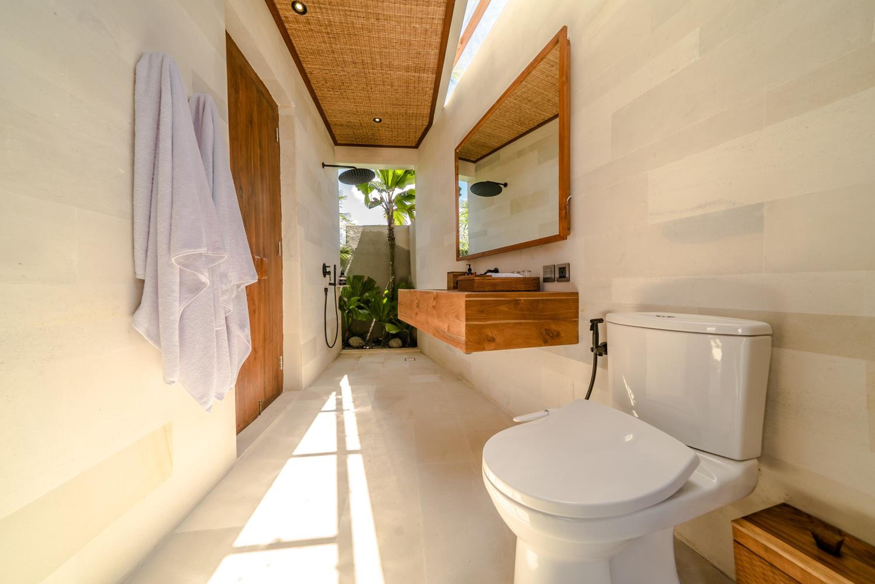 Five-Bedroom Villa with Private Pool - Photo 5
