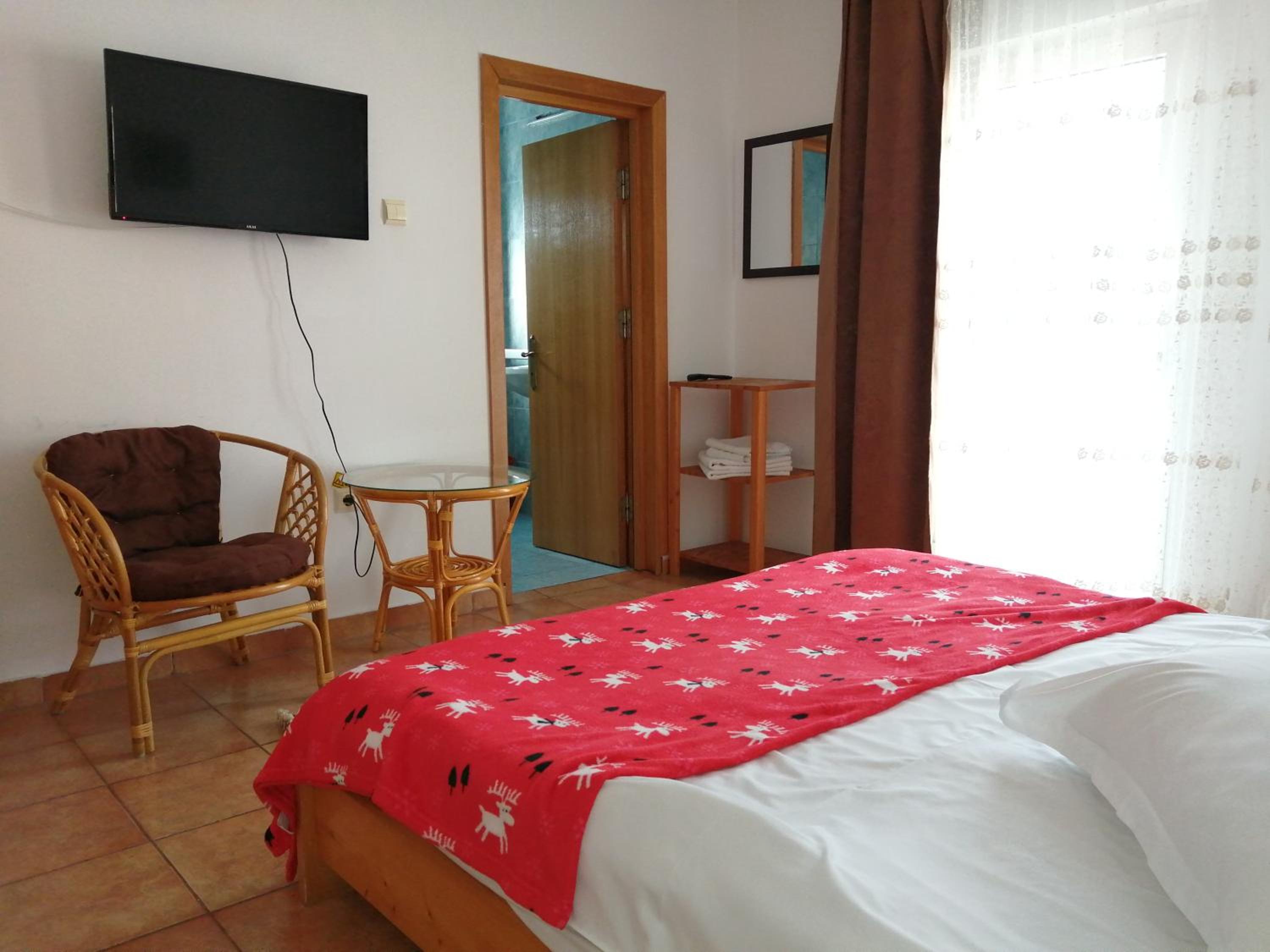 King Room with Balcony - Photo 11
