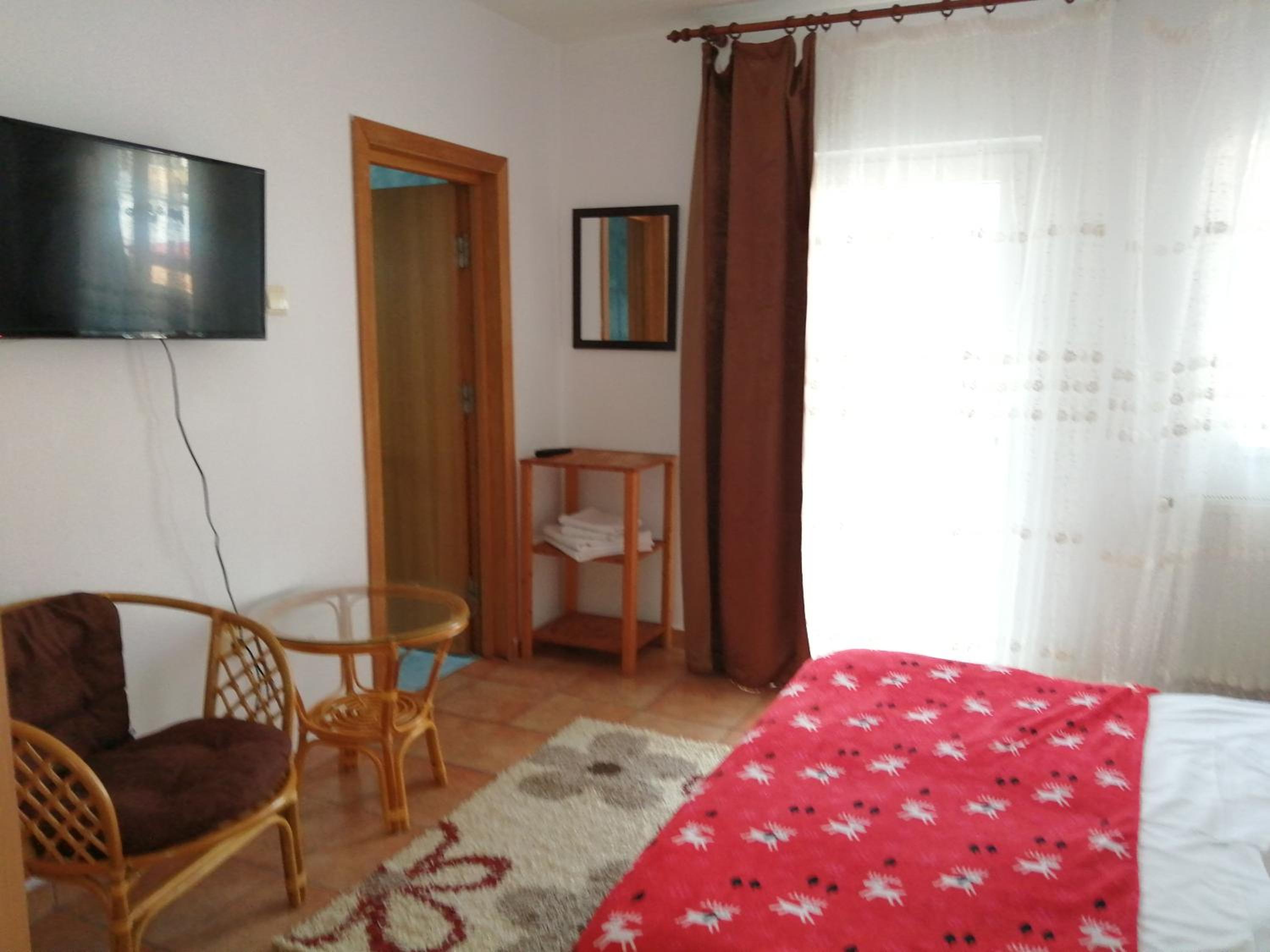 King Room with Balcony - Photo 7