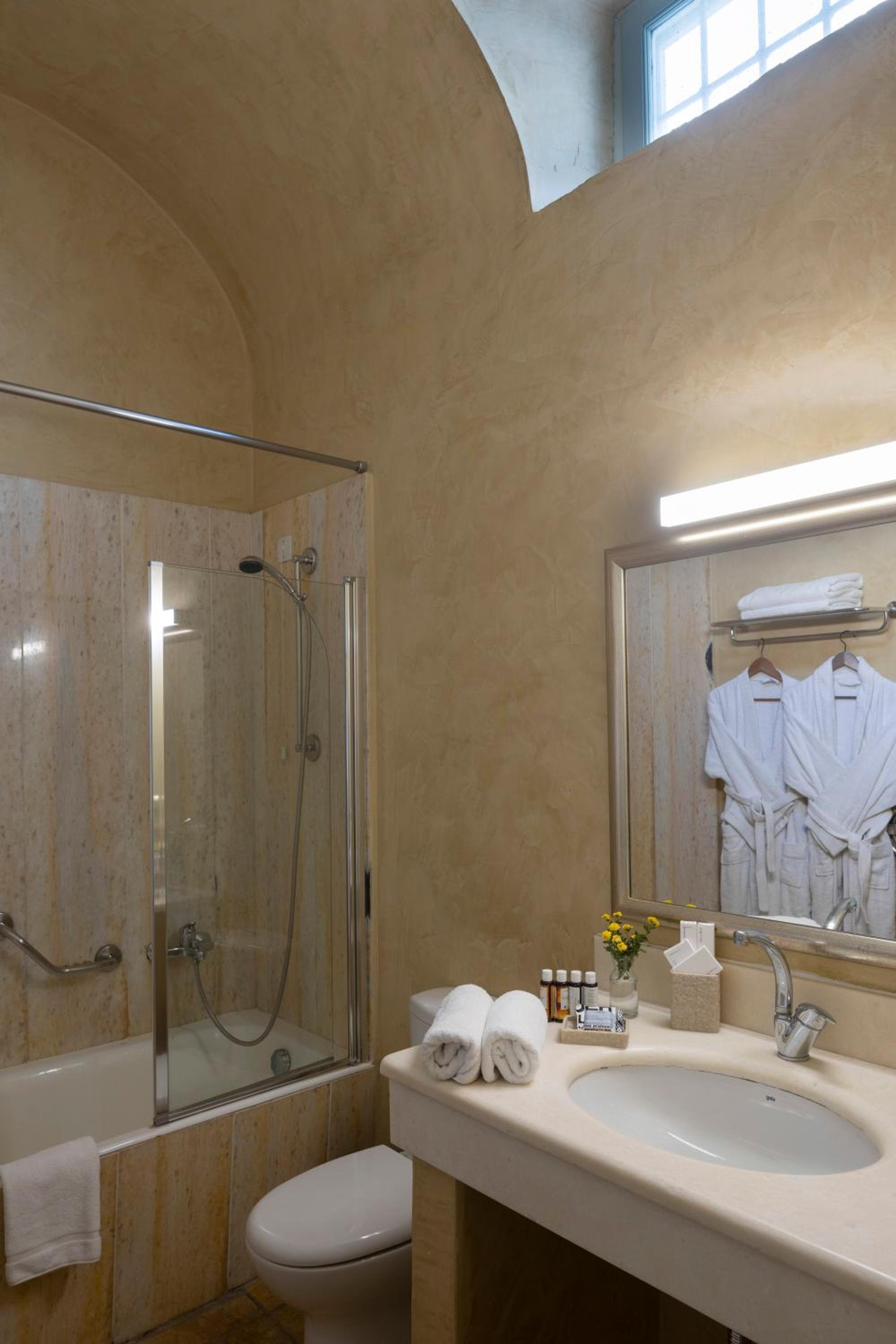 Suite - Photo 10