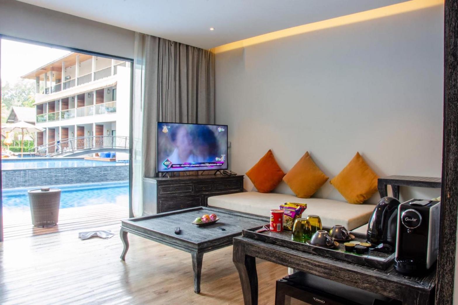 Family Suite Pool Access - Photo 8