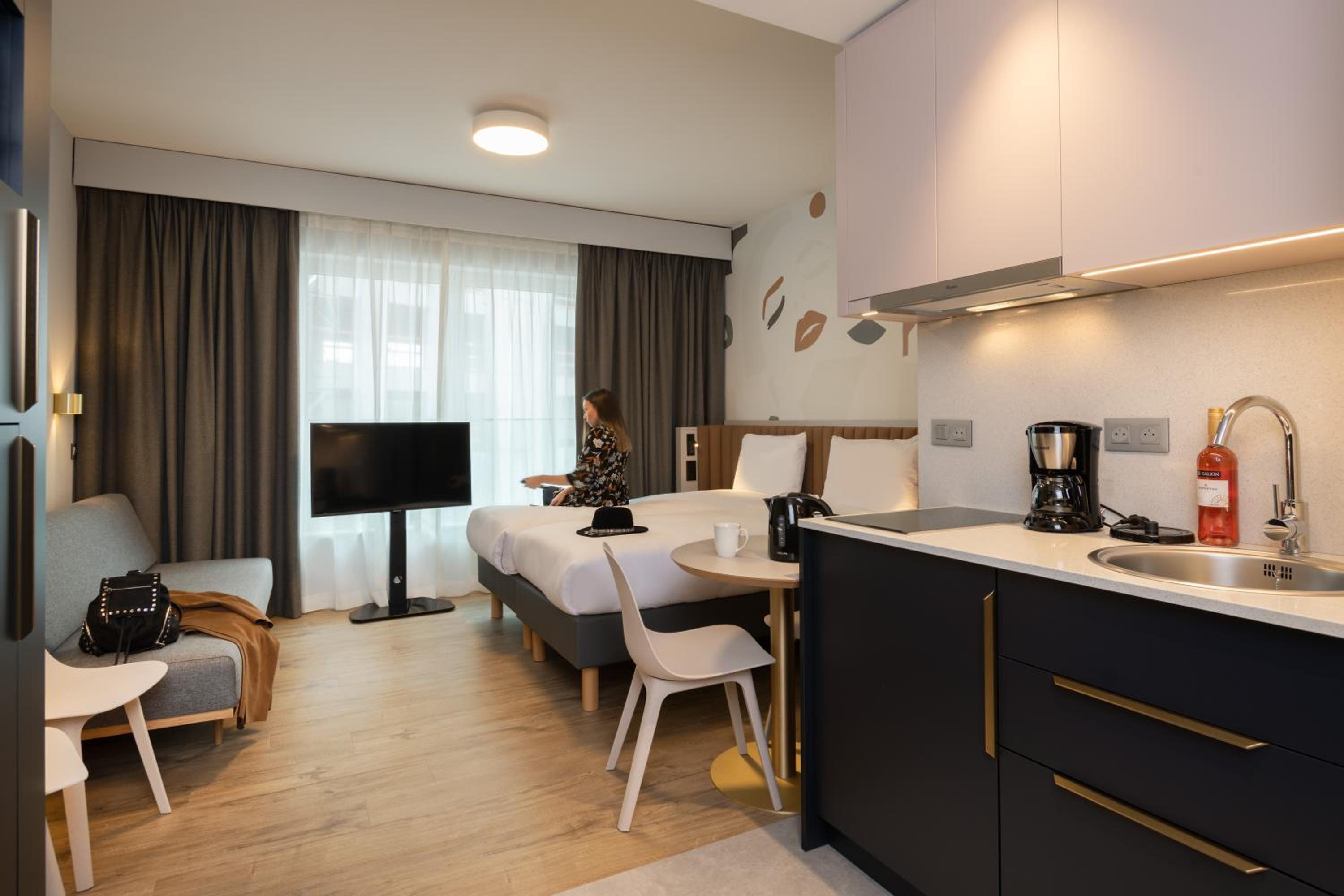 Elegant Quadruple Studio - Photo 2