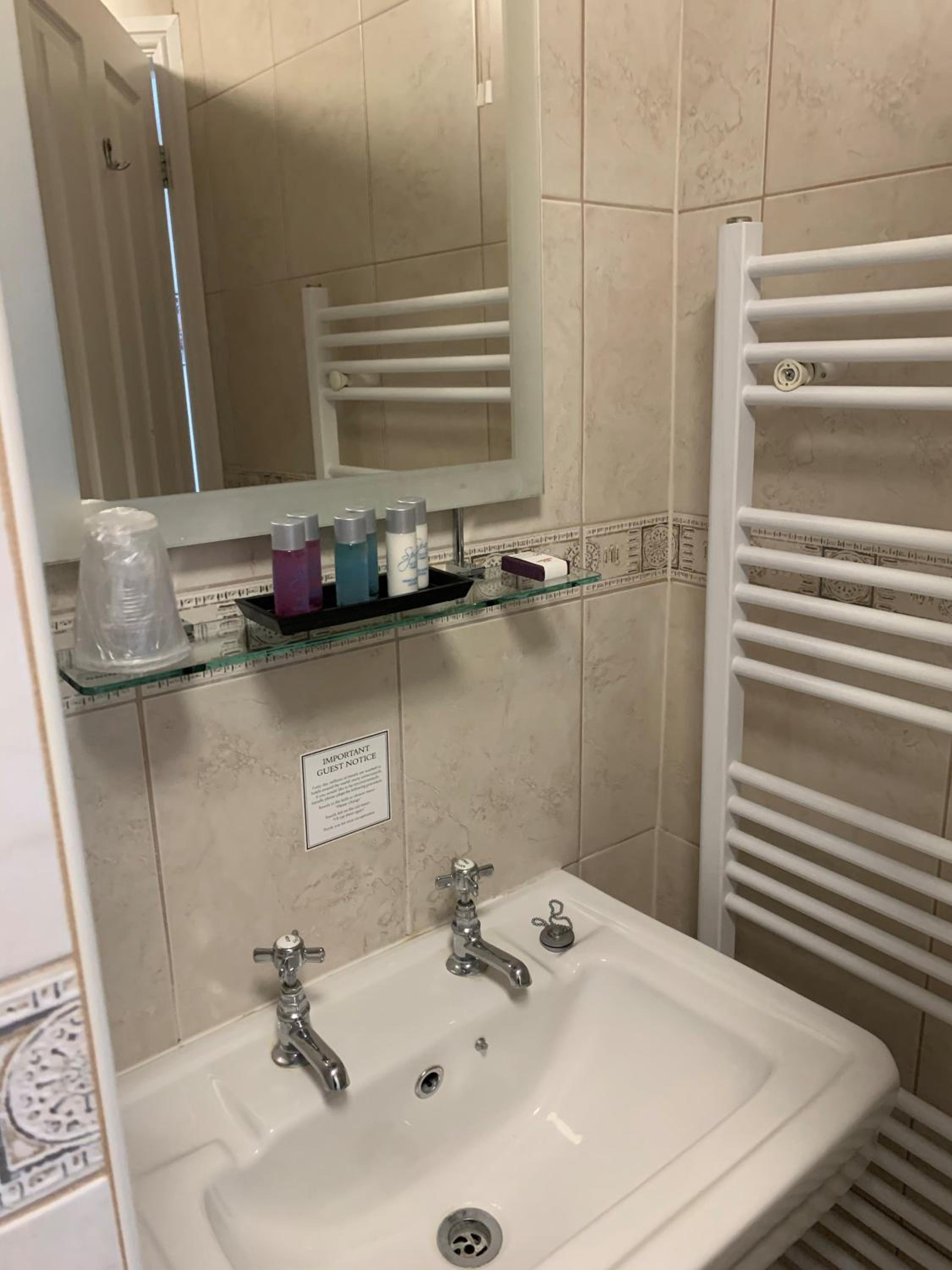 Double or Twin Room - Photo 7