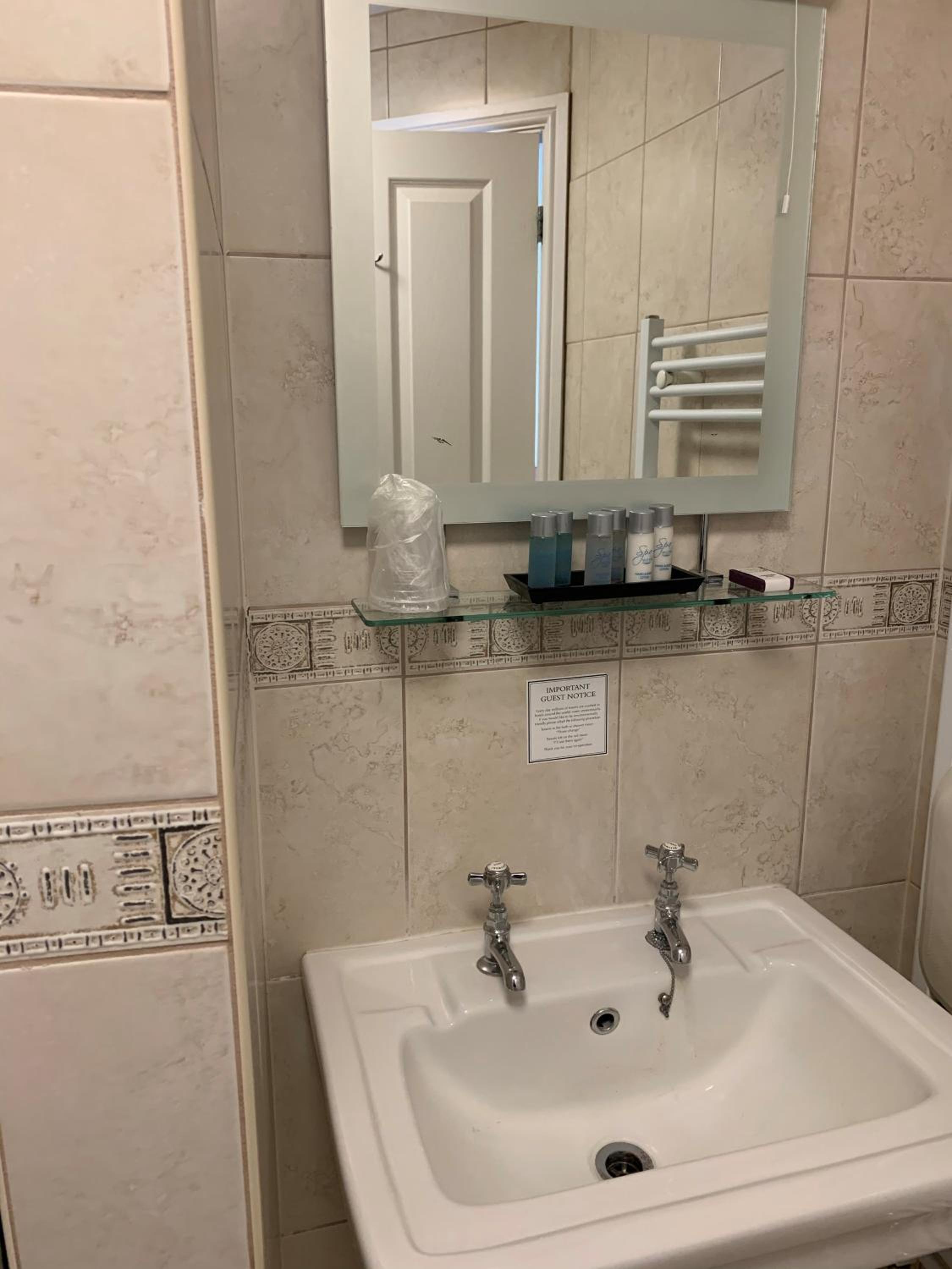 Double or Twin Room - Photo 15