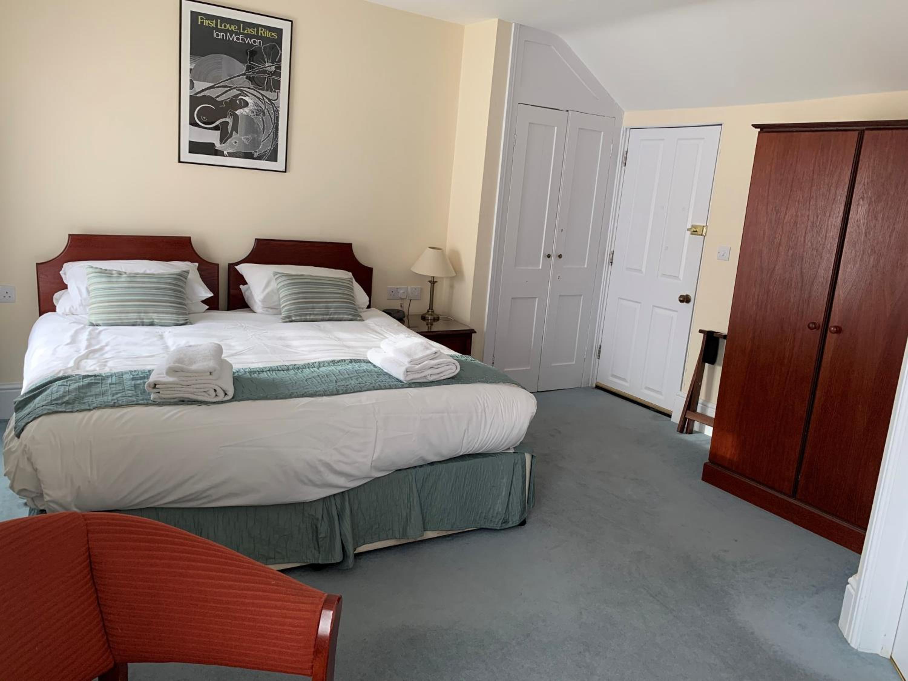 Double or Twin Room - Photo 4