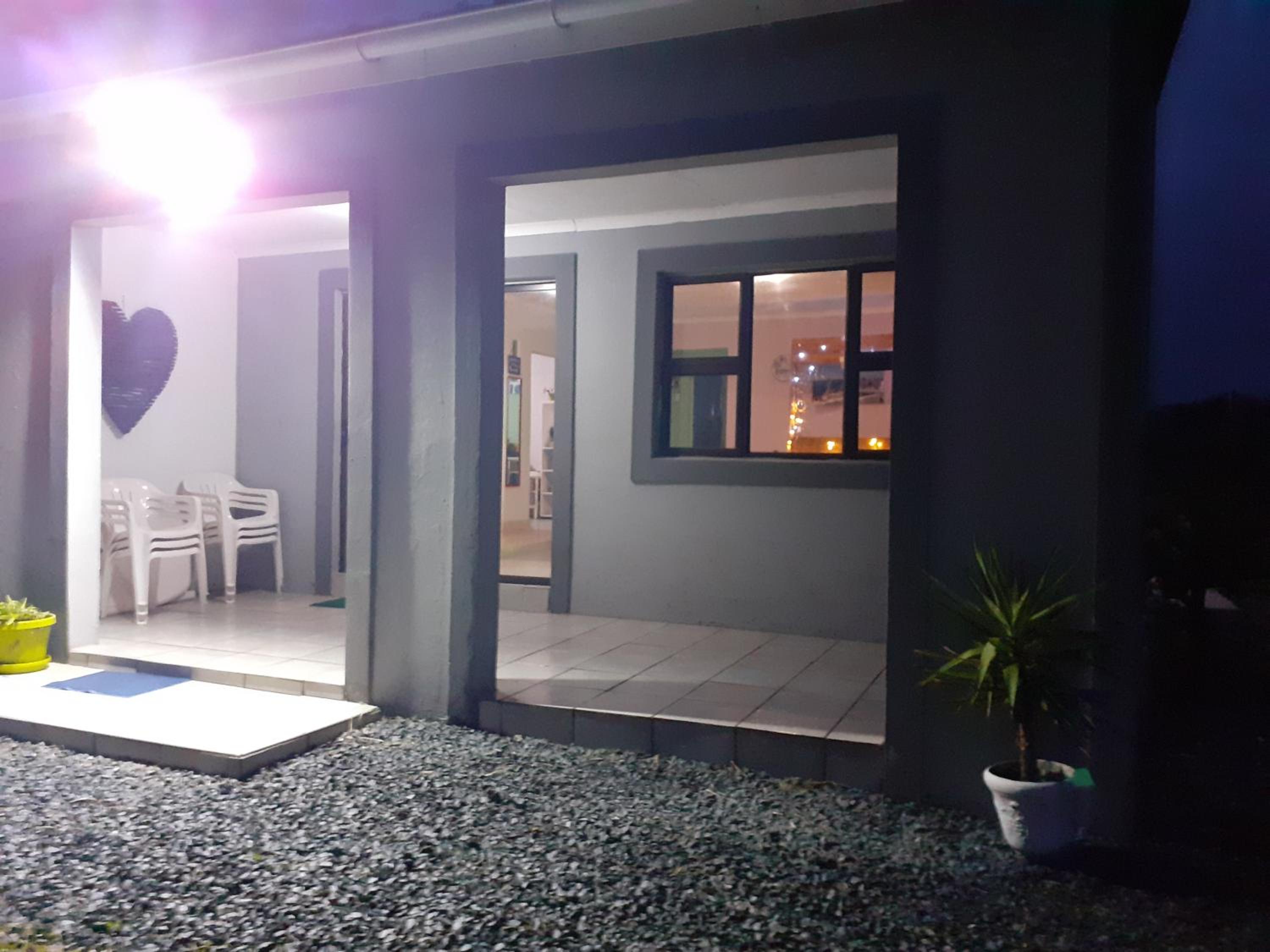 Two-Bedroom House - Photo 16