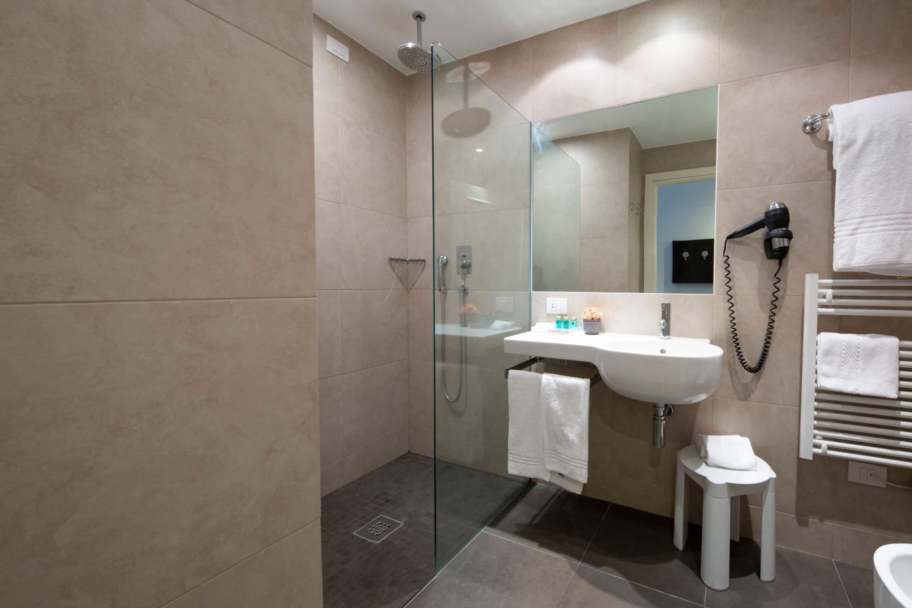 Twin Room - Photo 8