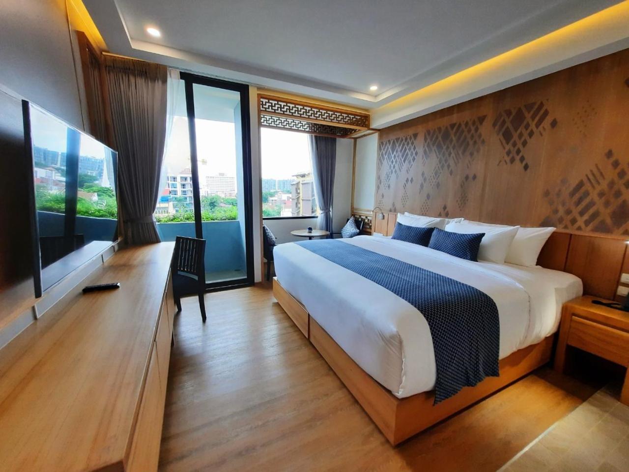 Grand Deluxe Double Room with Bath - Photo 10